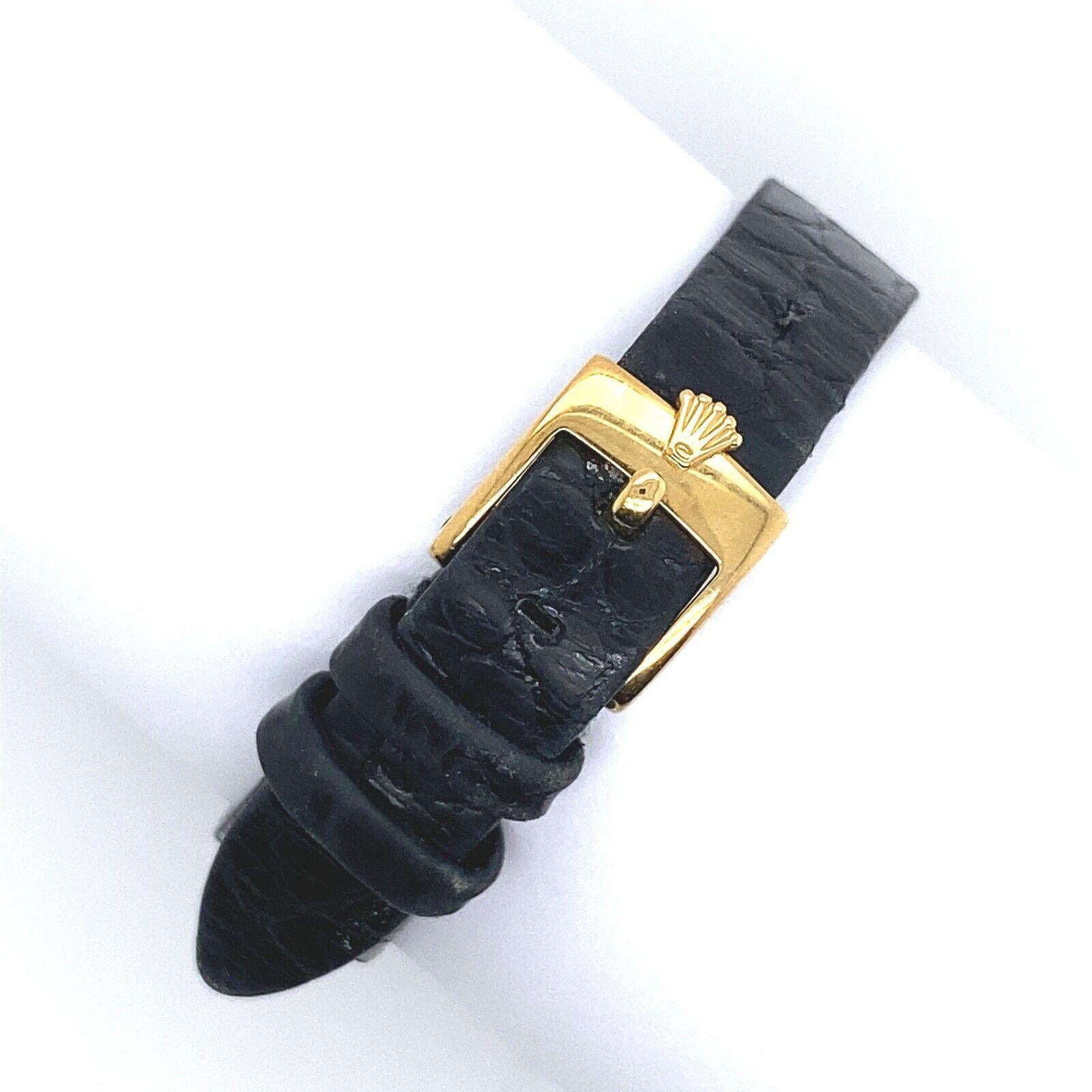 La Rolex Cellini est une montre élégante combinant des normes élevées de perfection et d'harmonie dans chaque détail, sertie de diamants dans un boîtier et une boucle en or jaune 18ct, avec 2 pièces de bracelet en cuir de crocodile noir. Il s'agit