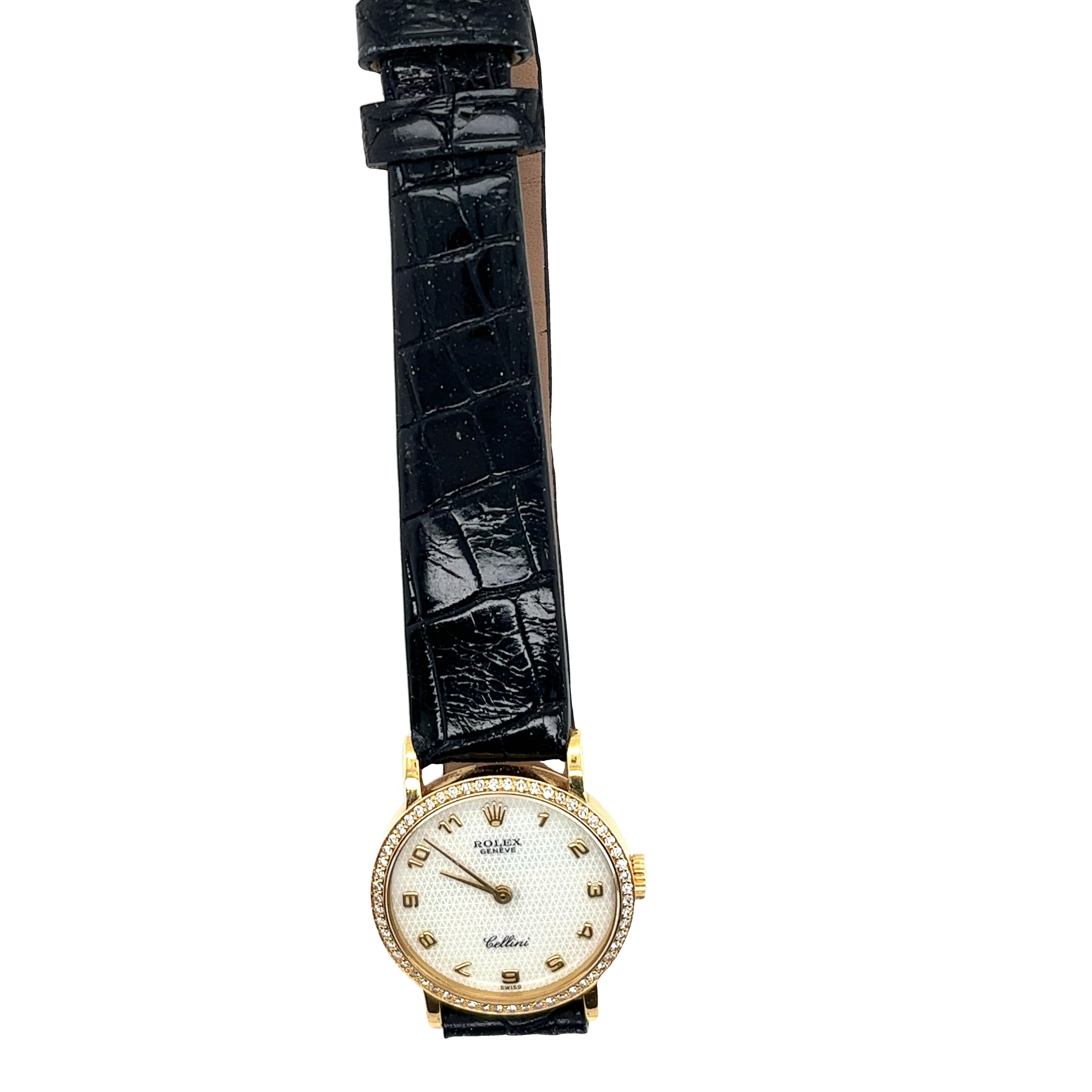 Die Rolex Cellini ist eine elegante Uhr, die hohe Ansprüche an Perfektion und Harmonie in jedem Detail vereint. Sie ist mit Diamanten im Gehäuse und in der Schließe aus 18-karätigem Gelbgold besetzt und hat ein 2-teiliges Armband aus schwarzem