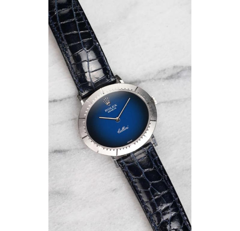 Aquí tienes un Rolex Cellini vintage de cuerda manual de oro blanco de 18 quilates con esfera de viñeta azul de los años 70. Mantiene la hora y es totalmente funcional. Las medidas incluyen un tamaño de caja de 32 mm y una anchura de asa de 18 mm.