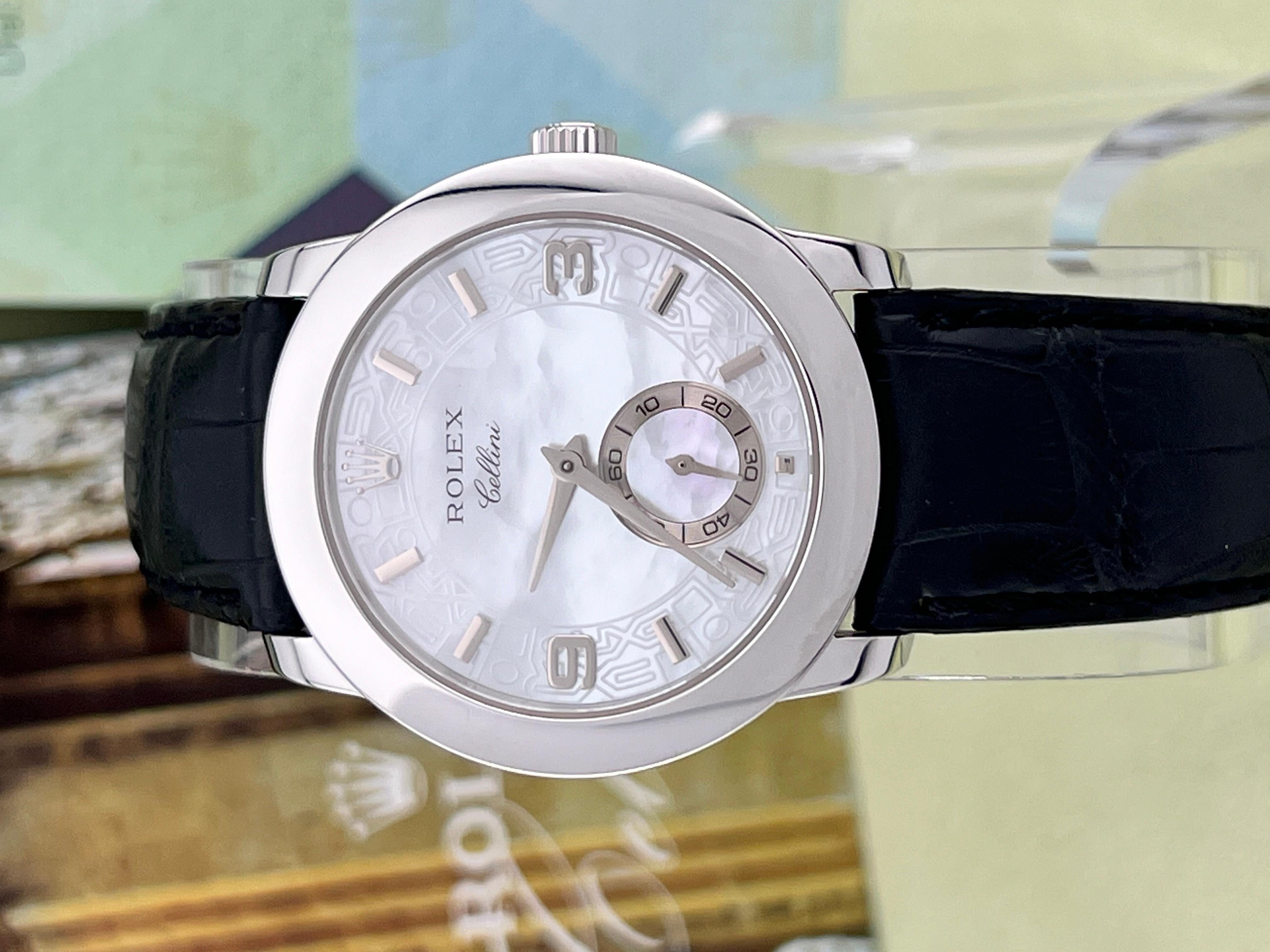 Stilnummer: 5240
Seriennummer: R52406***
Jahr: 2007
Modell: Rolex Cellini Cellinium 
Gehäuse MATERIAL: Platin 
Band: Leder Schwarz
Lünette: Platin 
Zifferblatt: Perlmutt 
Gesicht: Saphirglas 
Gehäusegröße: 35mm 
Enthält: 
-Rolex Cellini Box &