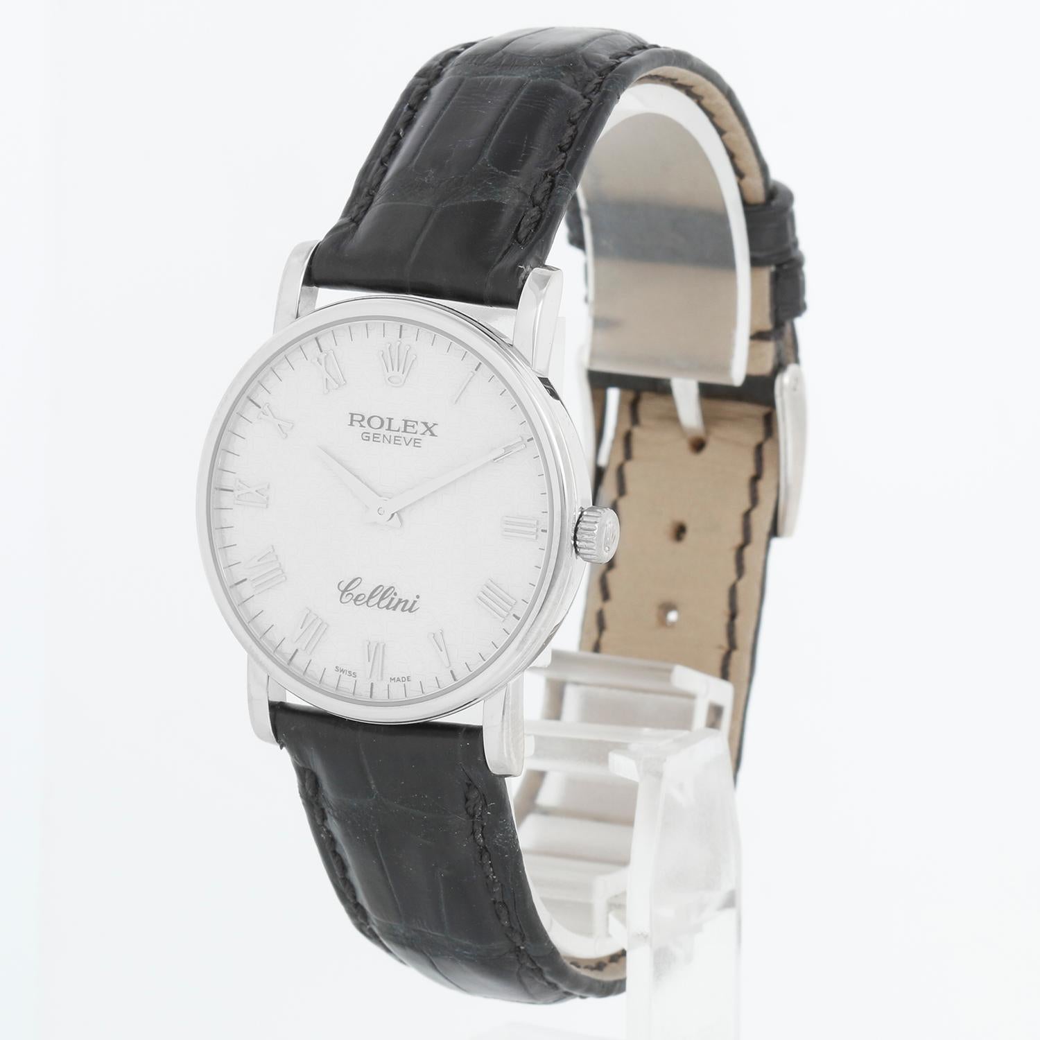 Montre Homme Rolex Cellini Classic en or blanc 18 carats 5115/9 - Remontage manuel. Boîtier en or blanc 18 carats (32 mm). Cadran blanc jubilé avec chiffres romains en relief en or blanc. Bracelet Rolex noir avec boucle Rolex en or blanc 18K .