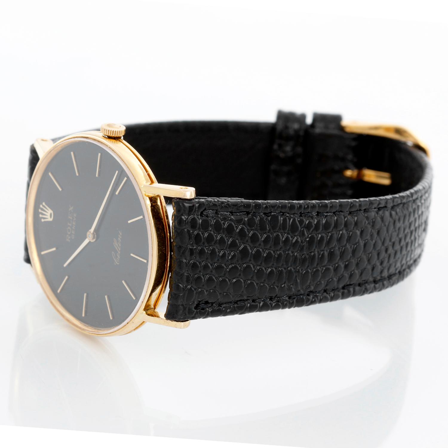 Rolex Cellini Classic 18k Gelbgold Herrenuhr - Handaufzug. 18k Gelbgold Gehäuse (32mm Durchmesser). Schwarzes Zifferblatt mit Strichindizes. Riemenband mit Dornschließe. Pre-owned mit benutzerdefinierten Box. 