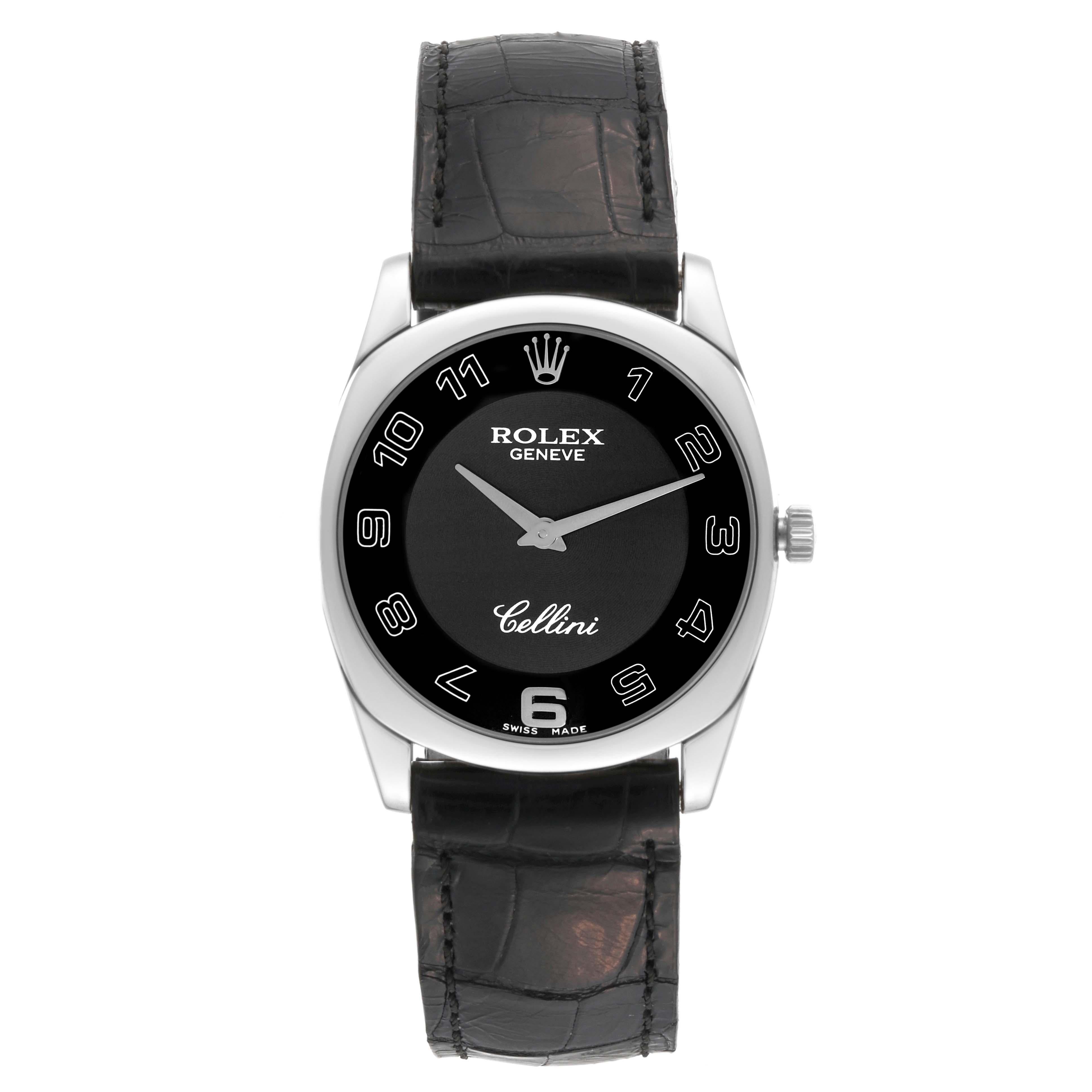 Rolex Cellini Danaos 18K White Gold Black Dial Mens Watch 4233 Papers. Mouvement à remontage manuel. Boîtier en or blanc 18k de forme coussin 34,0 mm. Logo Rolex sur une couronne . Verre saphir résistant aux rayures. Cadran noir avec chiffres arabes