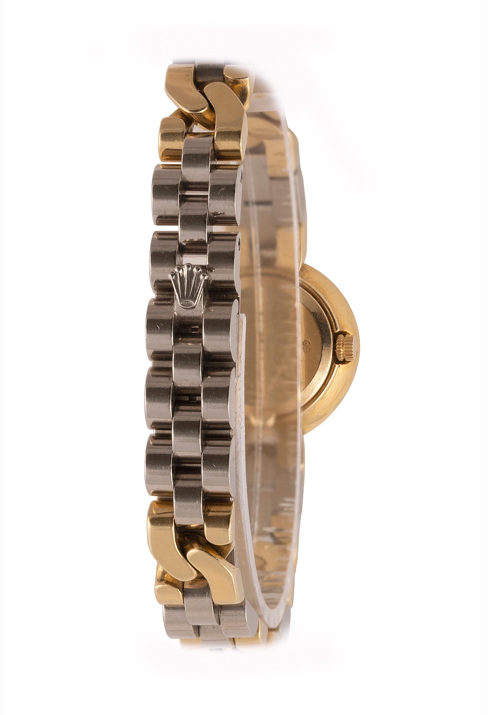 Ladies' wristwatch in 18k gold. Back snap closure. Mirror dial with diamond markers. Quartz movement. Two-tone 18k gold bracelet with double folding clasp. Ref. 2294. No. L346936
Diam. 21.5 mm - Gross weight. 75.2 g