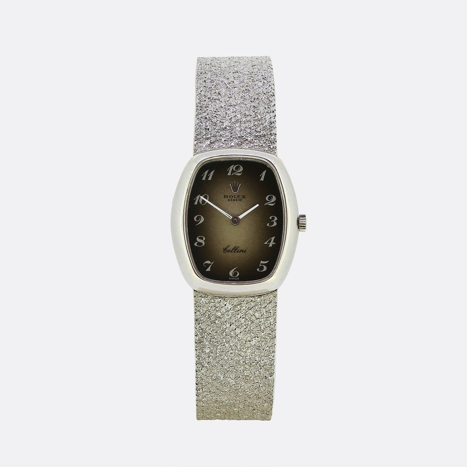 Hier haben wir eine wunderbar seltene Cellini-Armbanduhr von Rolex. Dieses Stück zeigt ein schattiertes Zifferblatt, das sich am Rand verdunkelt, mit kursiven Ziffern, passenden Schwertzeigern aus Weißgold und Rolex Signatur. Ihren wirklich