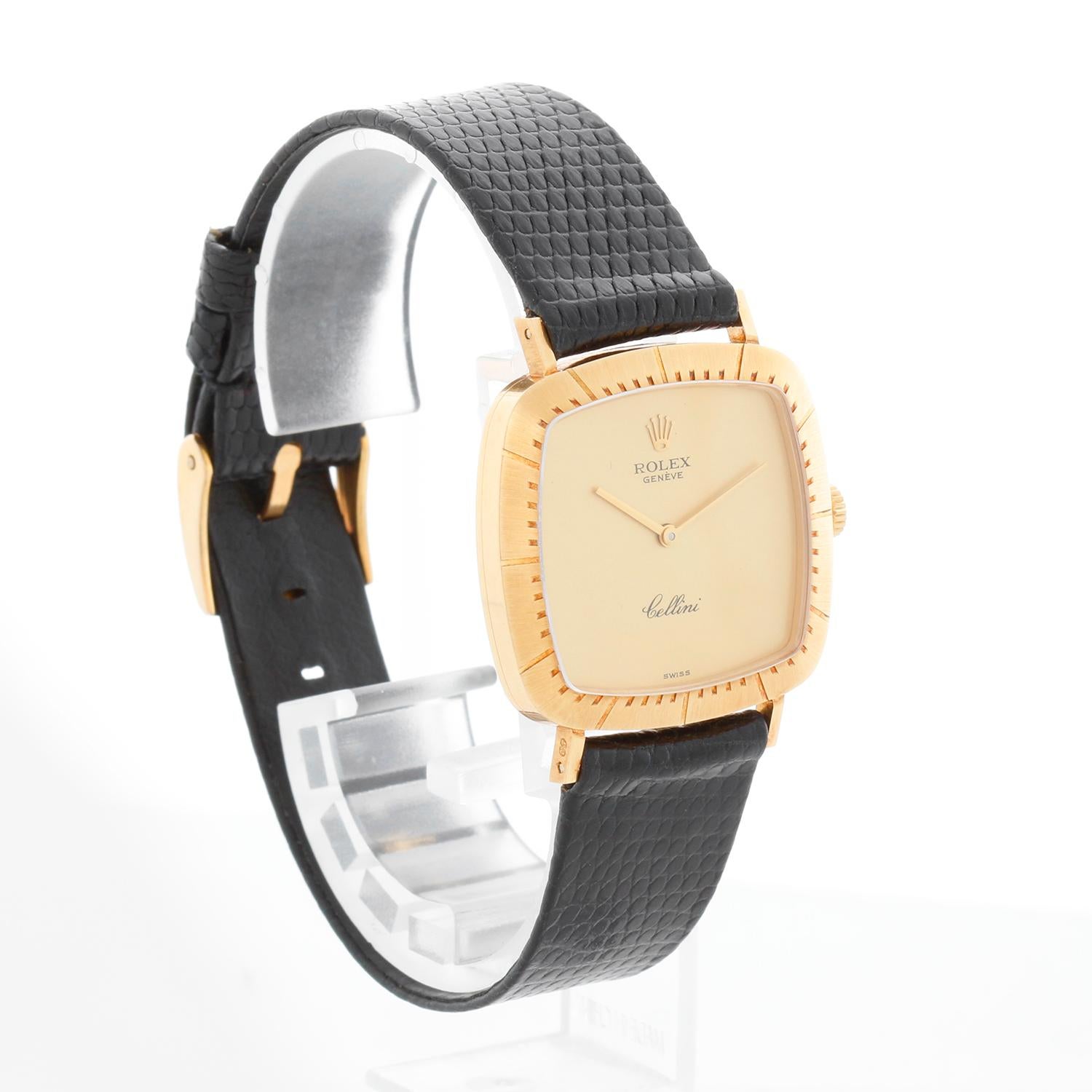 Montre Rolex Cellini Midsize en or jaune 18k Ref 4084 - Remontage manuel. Cellini. Boîtier en or jaune 18 carats avec lunette crantée (27 mm x 34 mm). Cadran champagne. Bracelet Rolex noir avec boucle ardillon en or jaune 18 carats. D'occasion avec