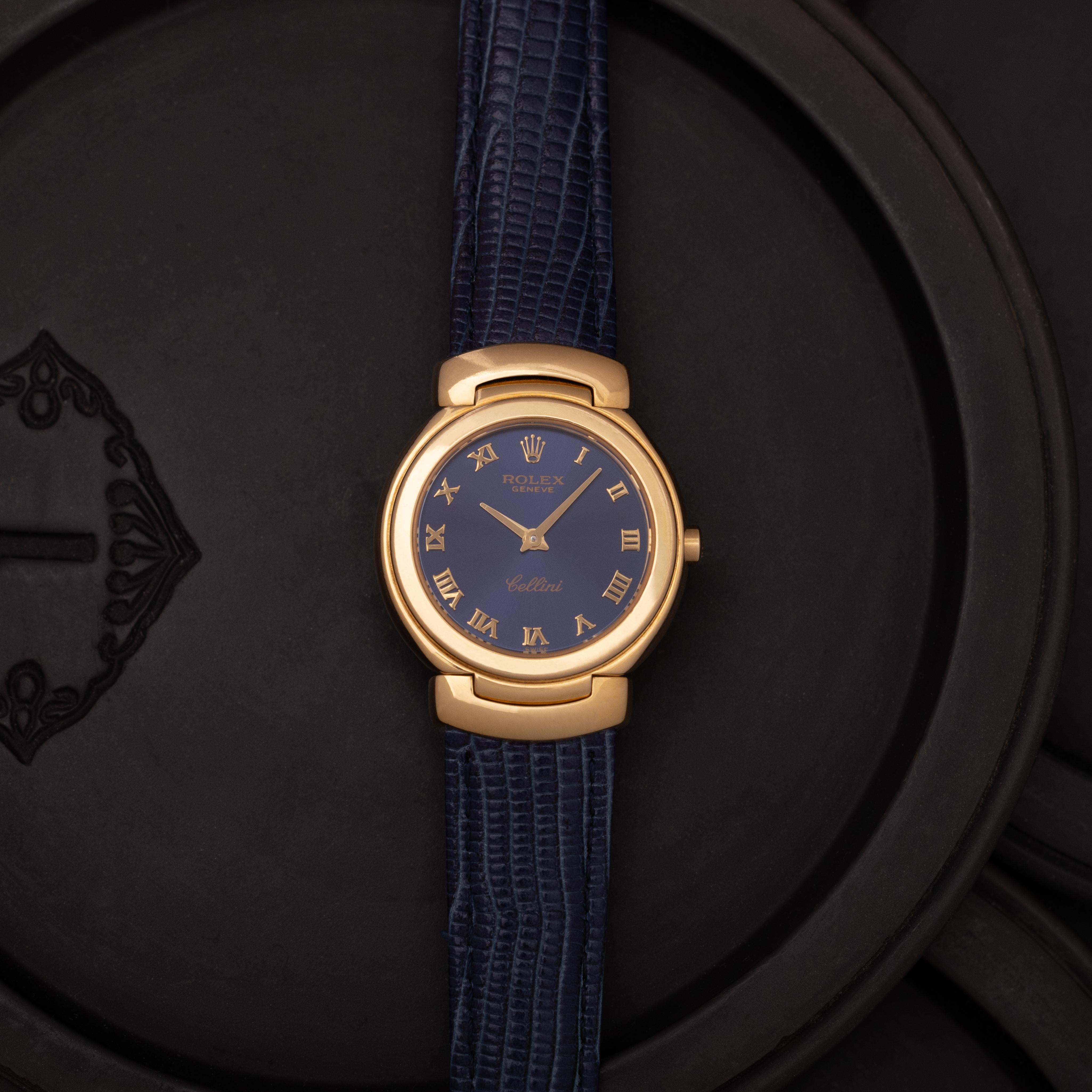 Rolex Cellini Modello 6621 
oro giallo 18k
Quadrante blu con numeri romani da 26 mm
Cinturino in pelle goffrata blu
Movimento al quarzo
Fibbia Tang
Prodotto in Svizzera 
35 grammi
c.1990

Si adatta a un polso da 5