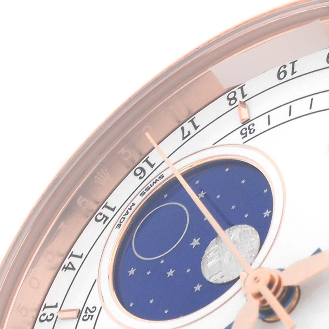 Rolex Cellini Moonphase Weißes Zifferblatt Rose Gold Herrenuhr 50535. Automatisches Uhrwerk mit Selbstaufzug. Offiziell zertifizierter Schweizer Chronometer (COSC). Paramagnetische blaue Parachrom-Spirale. Bidirektionaler Automatikaufzug über