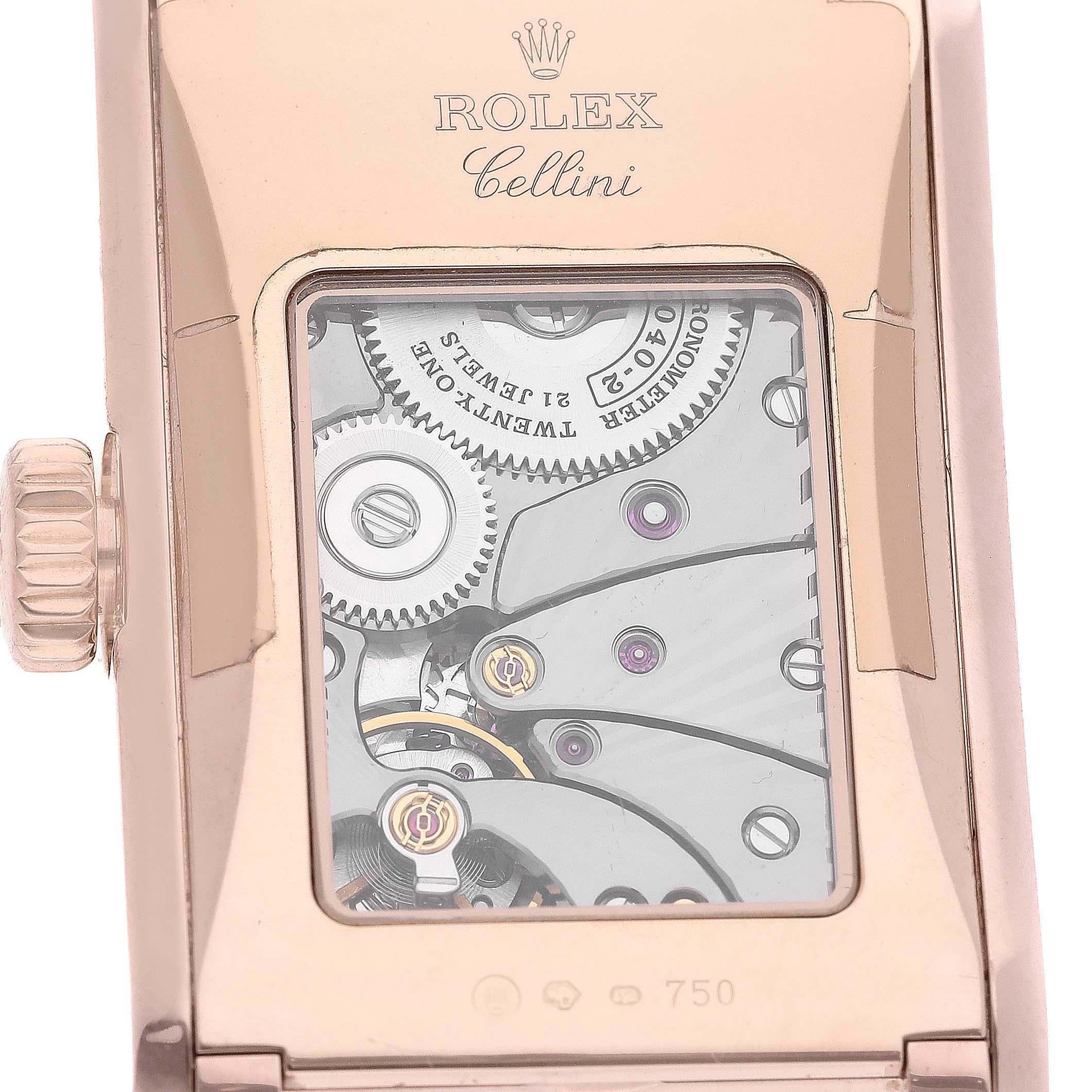 Rolex Cellini Prince Rose Gold Black Dial Leather Strap Mens Watch 5442. Mouvement à remontage manuel. Boîtier en or Everose 18 carats 28,0 x 47,0 mm. Logo Rolex sur la couronne. Fond saphir transparent d'exposition. . Verre saphir résistant aux
