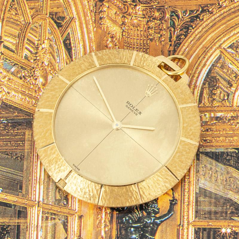 Rolex Cellini. Rare montre habillée en or jaune 18ct avec sa boîte de présentation d'origine datant de 1965.

Cadran : Le cadran champagne simpliste aux lignes quadrangulaires est entièrement signé Rolex Geneve avec la couronne Rolex à douze heures