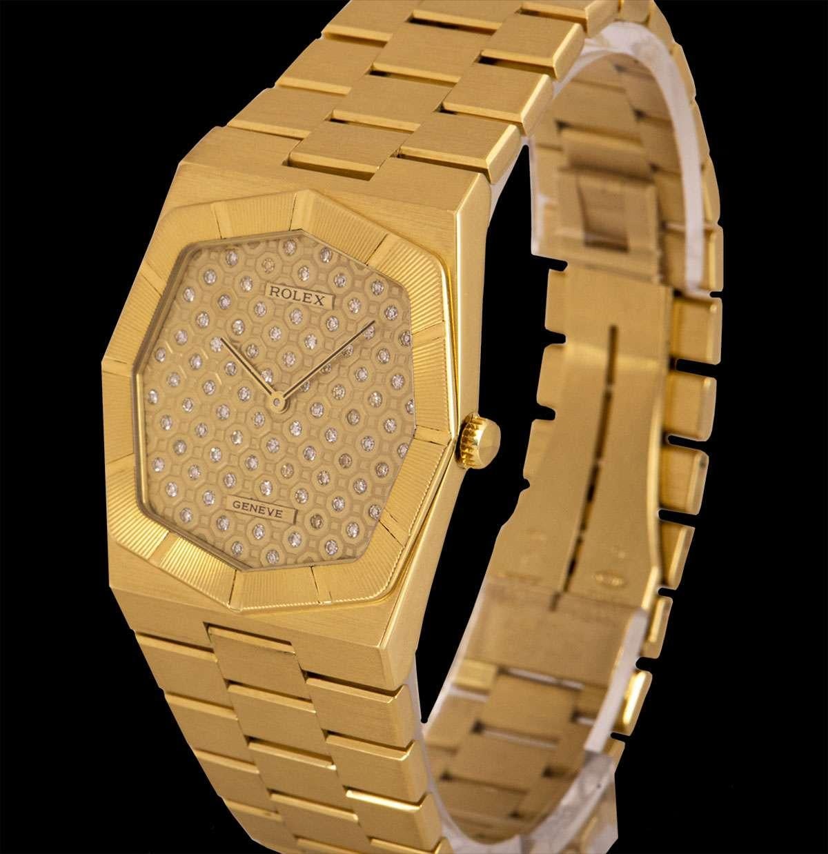 A 32 mm 18k Yellow Gold Cellini Vintage Gents Wristwatch, rare champagne pleiade diamond dial, a fixed 18k yellow gold engine turned bezel, an 18k yellow gold bracelet with a concealed 18k yellow gold deployant clasp, sapphire glass, manual wind