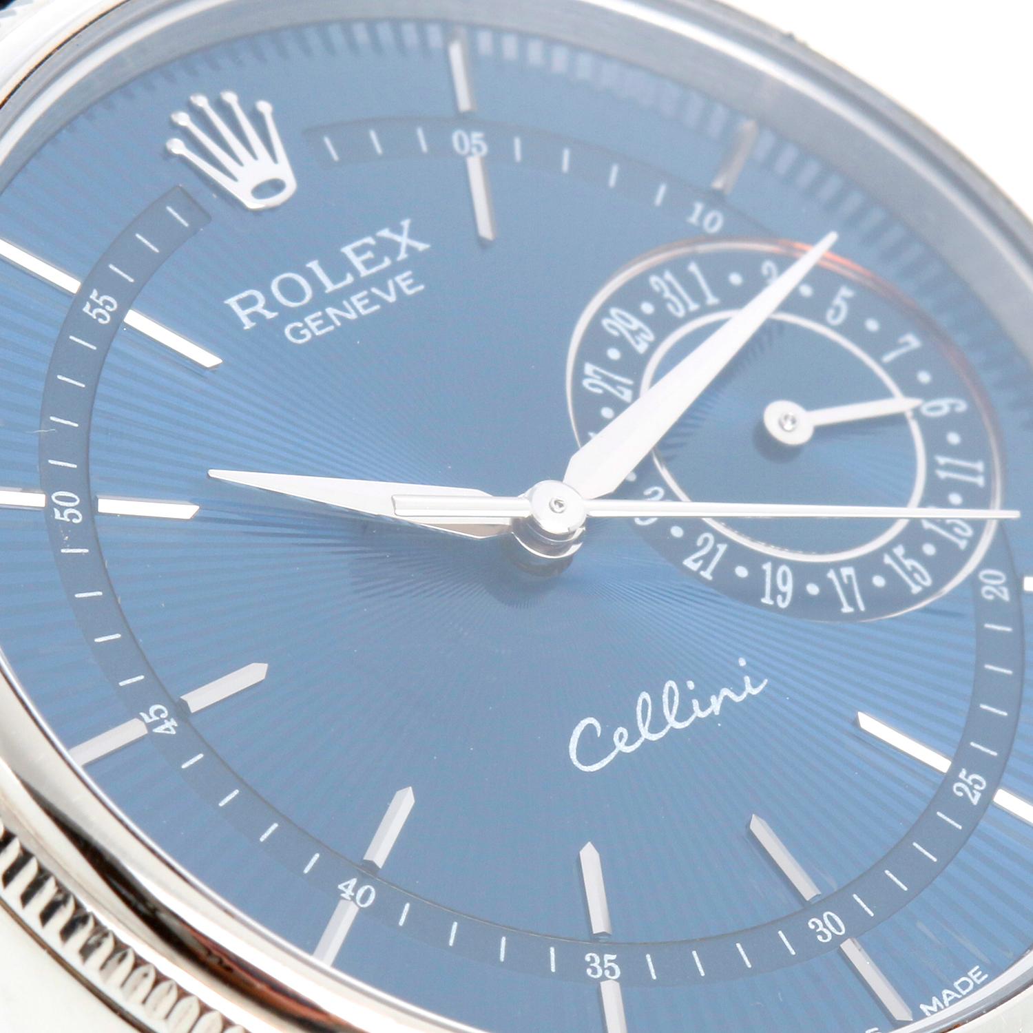Rolex Cellini White Gold Mens Dress Watch Ref 50519 - Automatic. Or blanc 18K ( 39 mm). Cadran bleu avec index bâtons ; cadran auxiliaire à 3 heures . Bracelet en cuir noir avec boucle Rolex. D'occasion avec boîte Rolex.