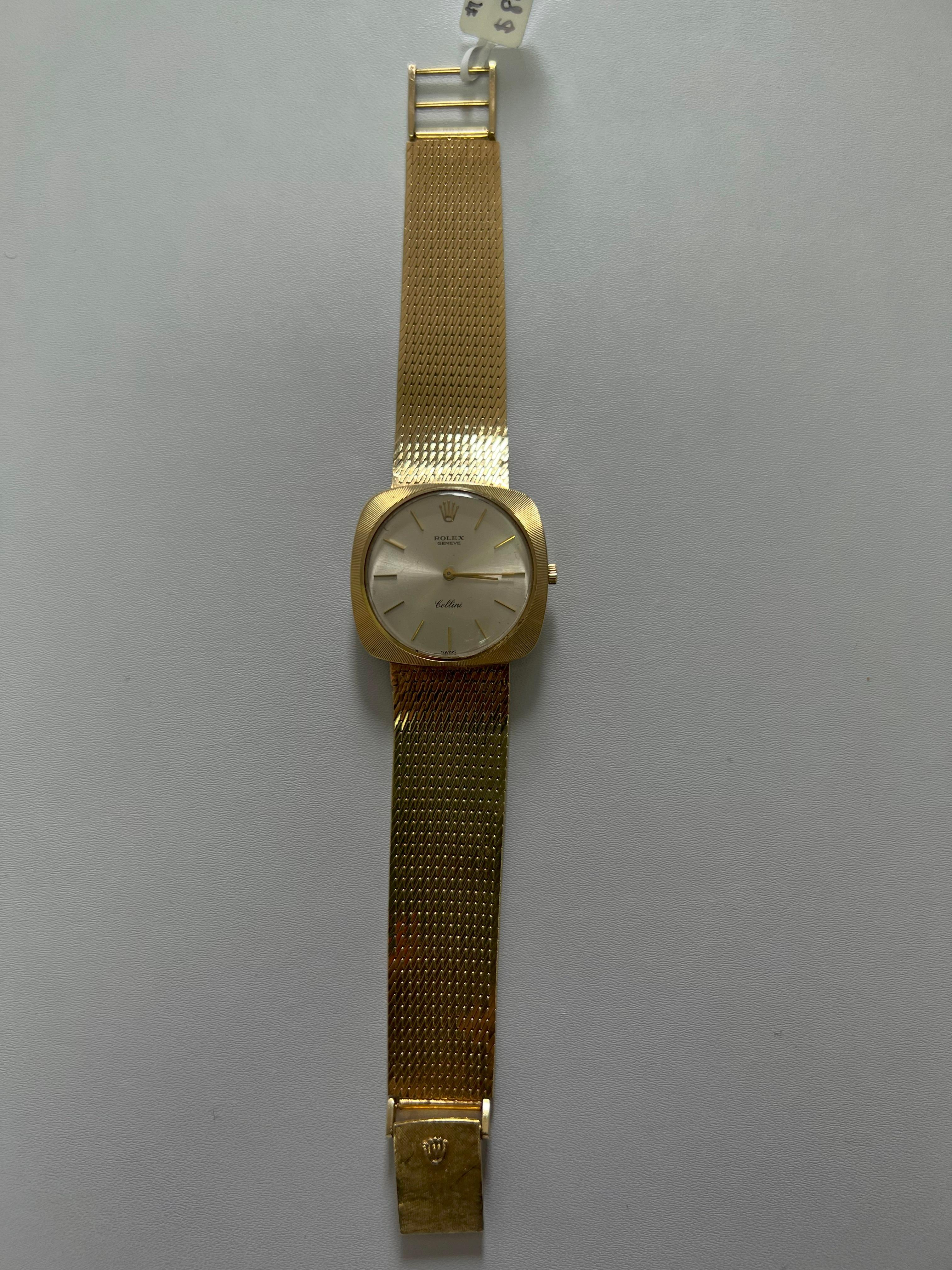 Rolex Cellini White Round Cushion Dial 14 Karat Yellow Gold Vintage Watch  In Good Condition For Sale In Oakton, VA