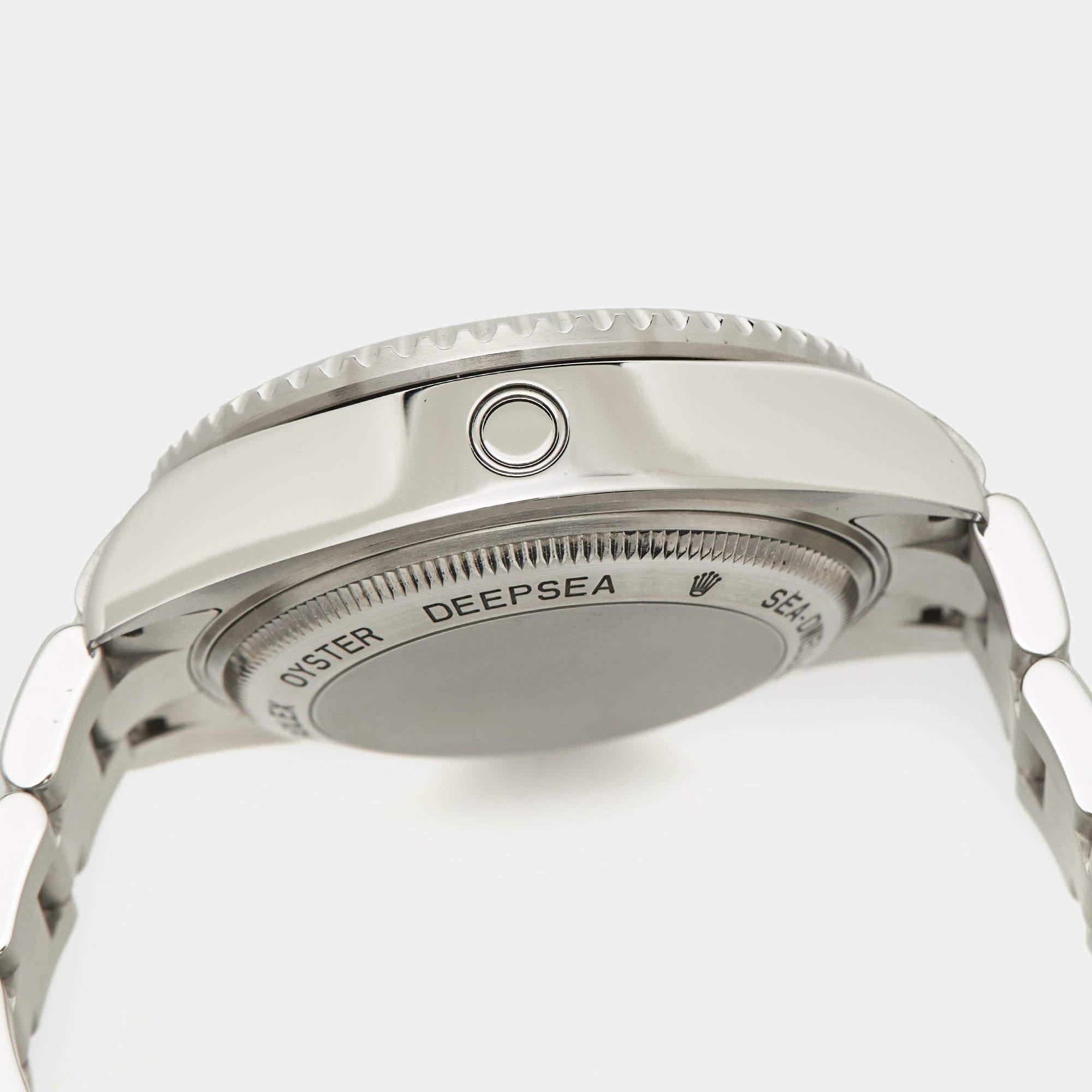 La Rolex DeepSea Sea-Dweller 116660-0001 est une montre-bracelet sophistiquée pour homme, connue pour sa conception robuste et ses capacités de plongée exceptionnelles. Fabriqué avec précision, son boîtier en acier inoxydable est doté d'une
