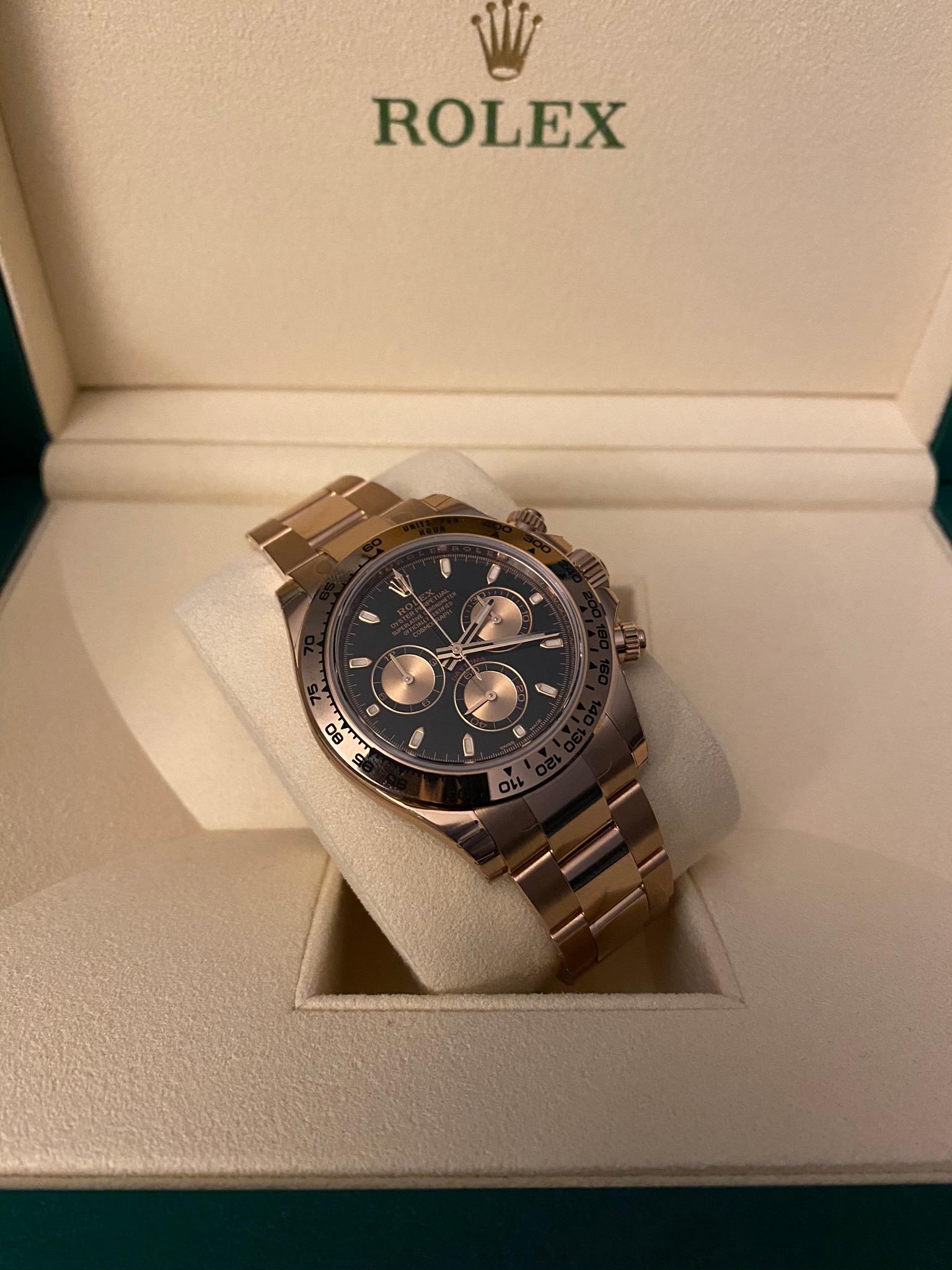 This Oyster Perpetual Cosmograph Daytona in 18 ct Everose gold, with a black and pink dial and an Oyster bracelet, features an 18 ct Everose gold bezel with engraved tachymetric scale.

This chronograph was designed to be the ultimate timing tool