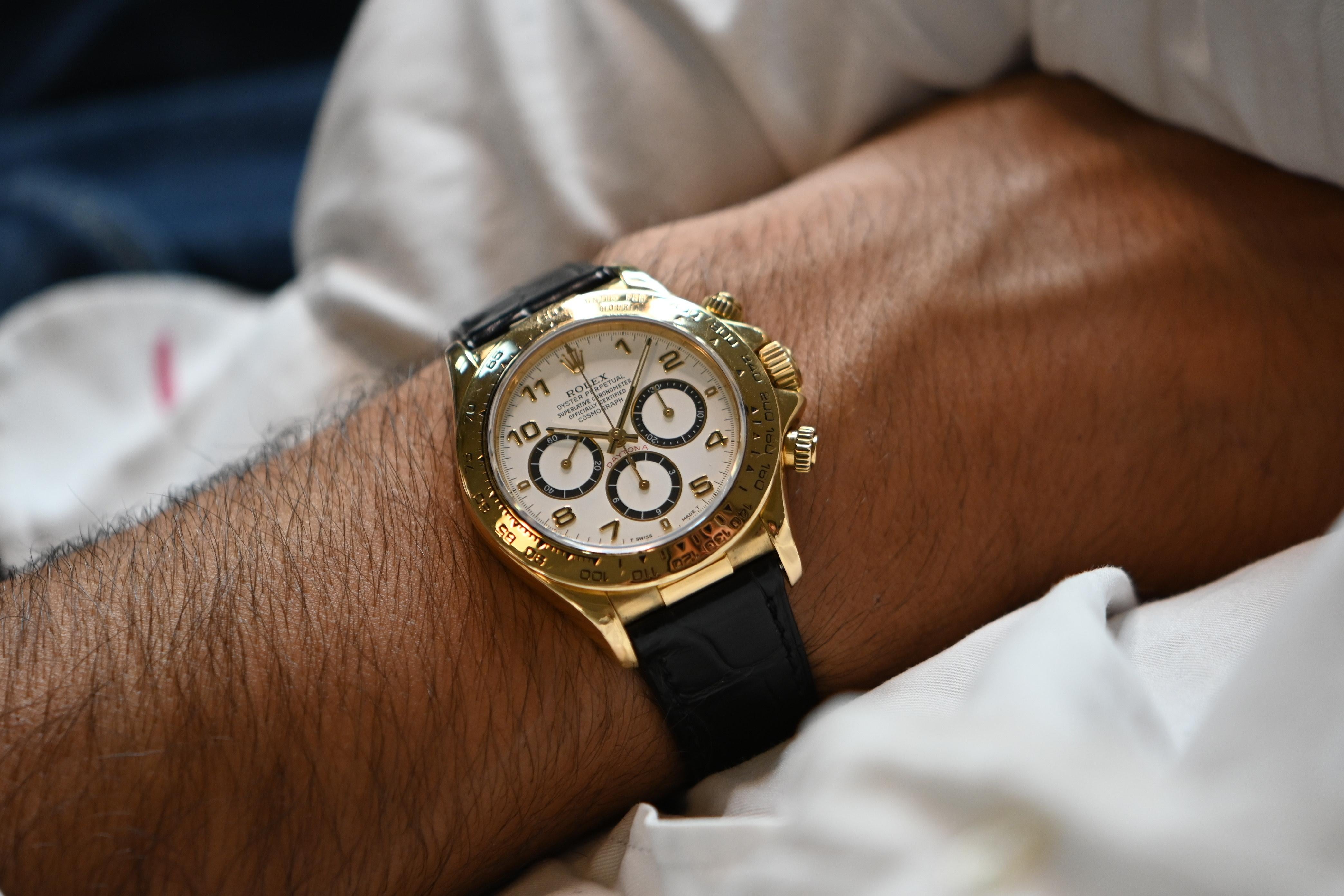 The Rolex Daytona chronograph in 18K yellow gold, manufactured in 1992, is an exceptional timepiece that combines timeless elegance with technical excellence. This iconic model, reference 16518, features the automatic calibre 4030 movement, based on