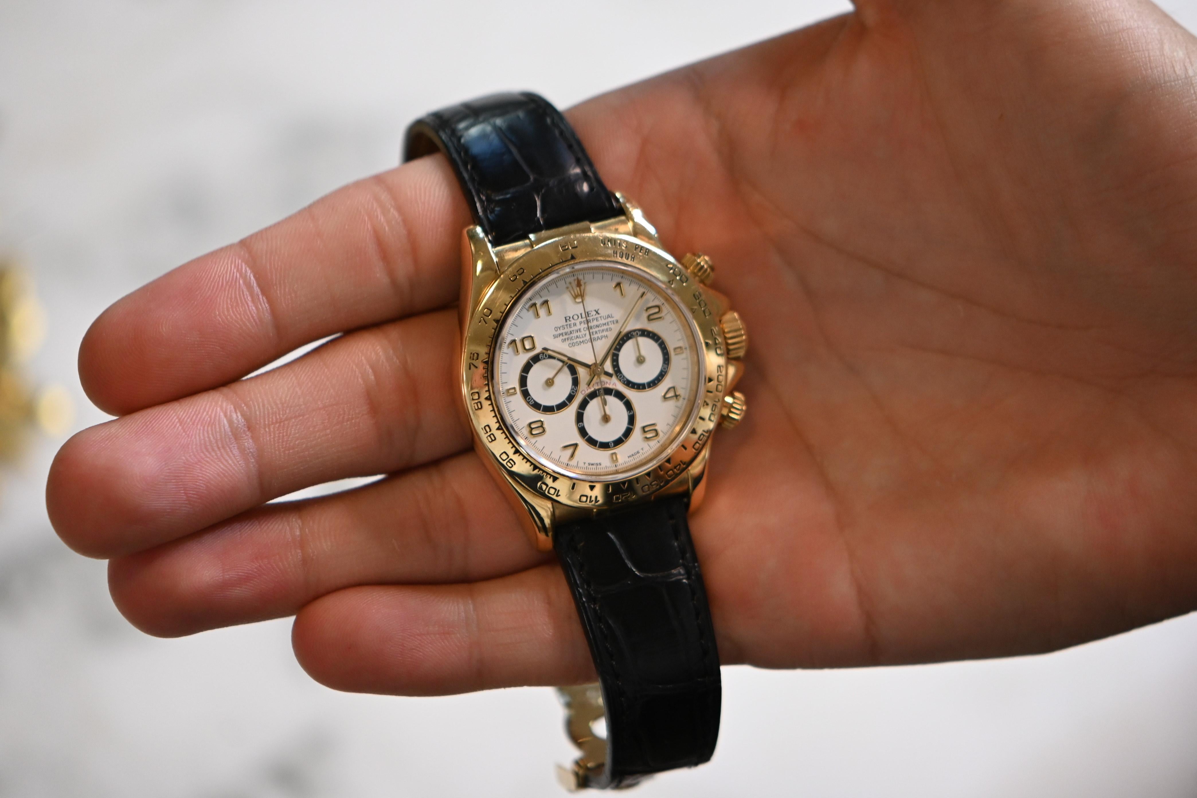 Modern Rolex Cosmograph Daytona 1992 18K Gold - 16518 For Sale
