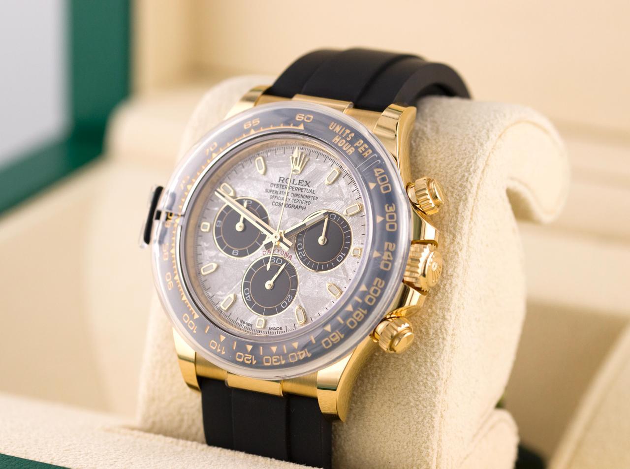 This Oyster Perpetual Cosmograph Daytona in 18k yellow gold with a Meteorite dial and an Oysterflex bracelet, features a black Cerachrom bezel with a tachymetric scale. The 18 ct gold versions of the Cosmograph Daytona with a Cerachrom bezel are