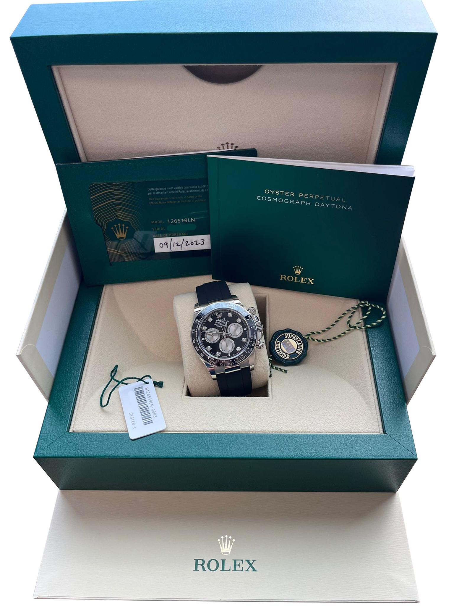 Questo Oyster Perpetual Cosmograph Daytona in oro bianco da 18 carati, con quadrante nero e acciaio incastonato di diamanti e bracciale Oysterflex, presenta una lunetta Cerachrom nera con scala tachimetrica. Le versioni in oro 18 ct del Cosmograph