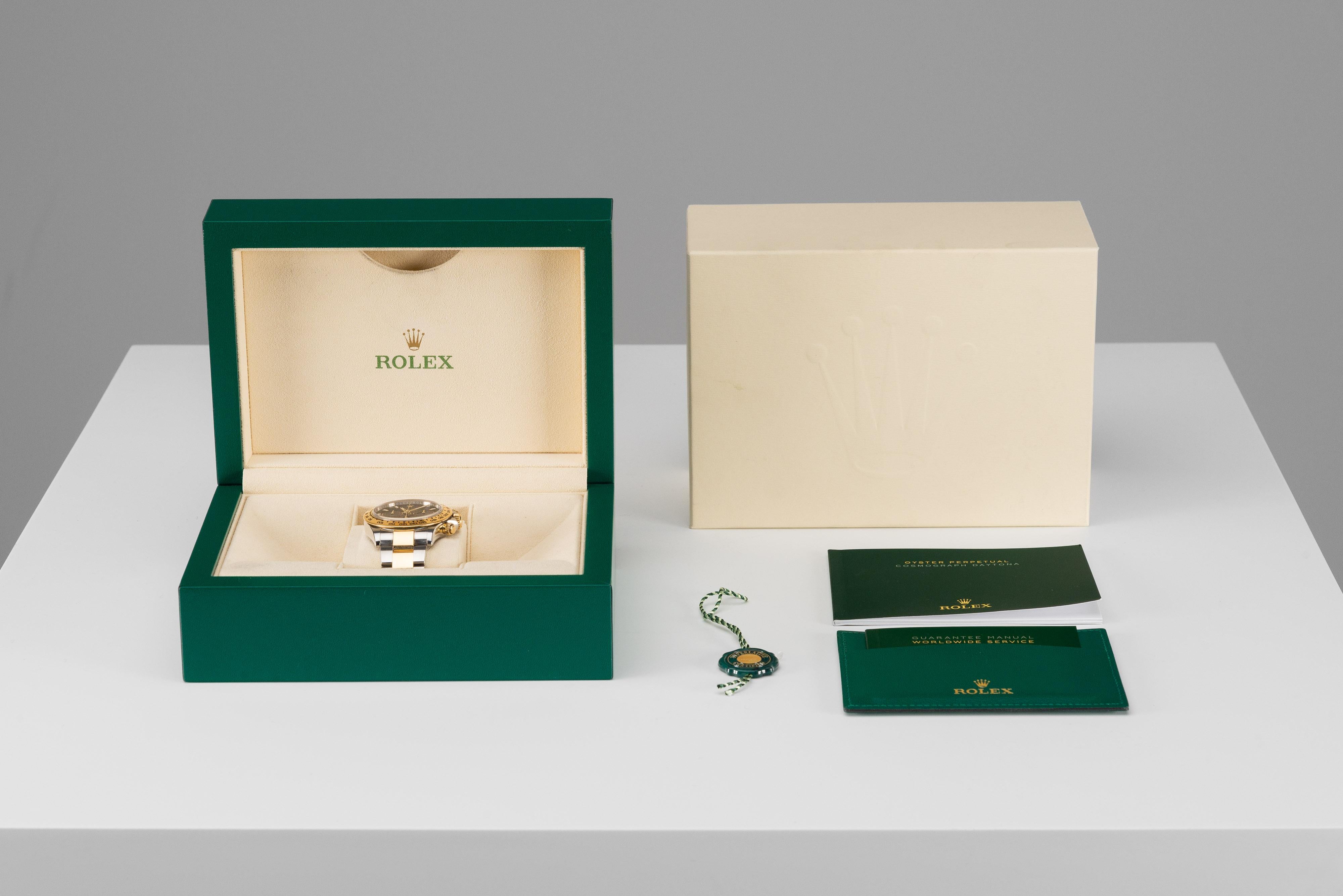Aus der Kollektion von SAVINETI bieten wir diesen Rolex Cosmograph Daytona Bicolor an:

- Marke: Rolex
- Modell: Cosmograph Daytona
- Farbe: Bicolor (Gold/Stahl)
- Zustand: Sehr guter Zustand (wurde fast nie getragen)
- MATERIALIEN: 18k Gold,