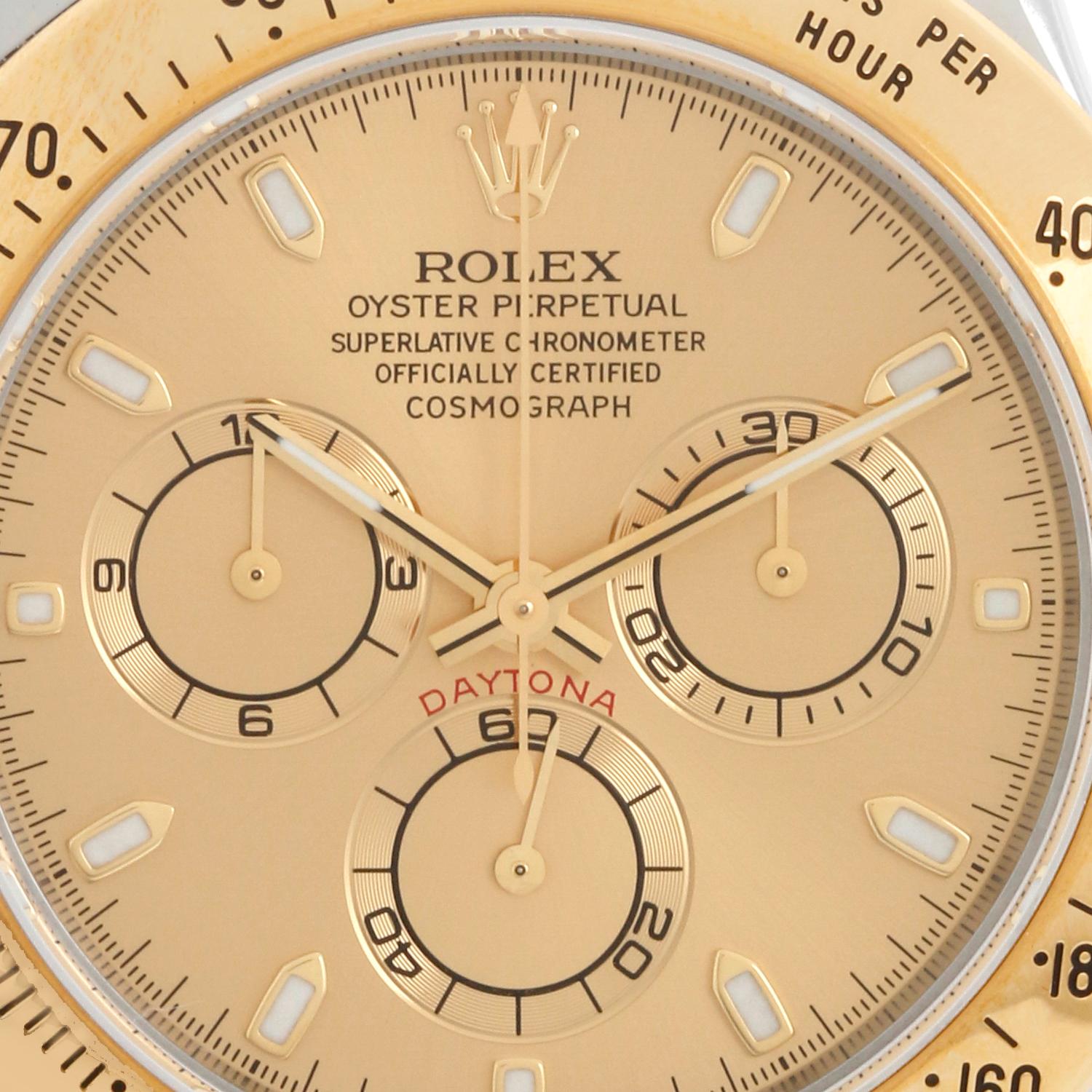 Montre Homme Rolex Cosmograph Daytona Cadran Champagne 116523 - Remontage automatique, chronographe, 44 rubis, verre saphir. Boîtier en acier inoxydable avec lunette en or jaune 18k. Cadran champagne avec index bâtons. Bracelet Oyster en acier