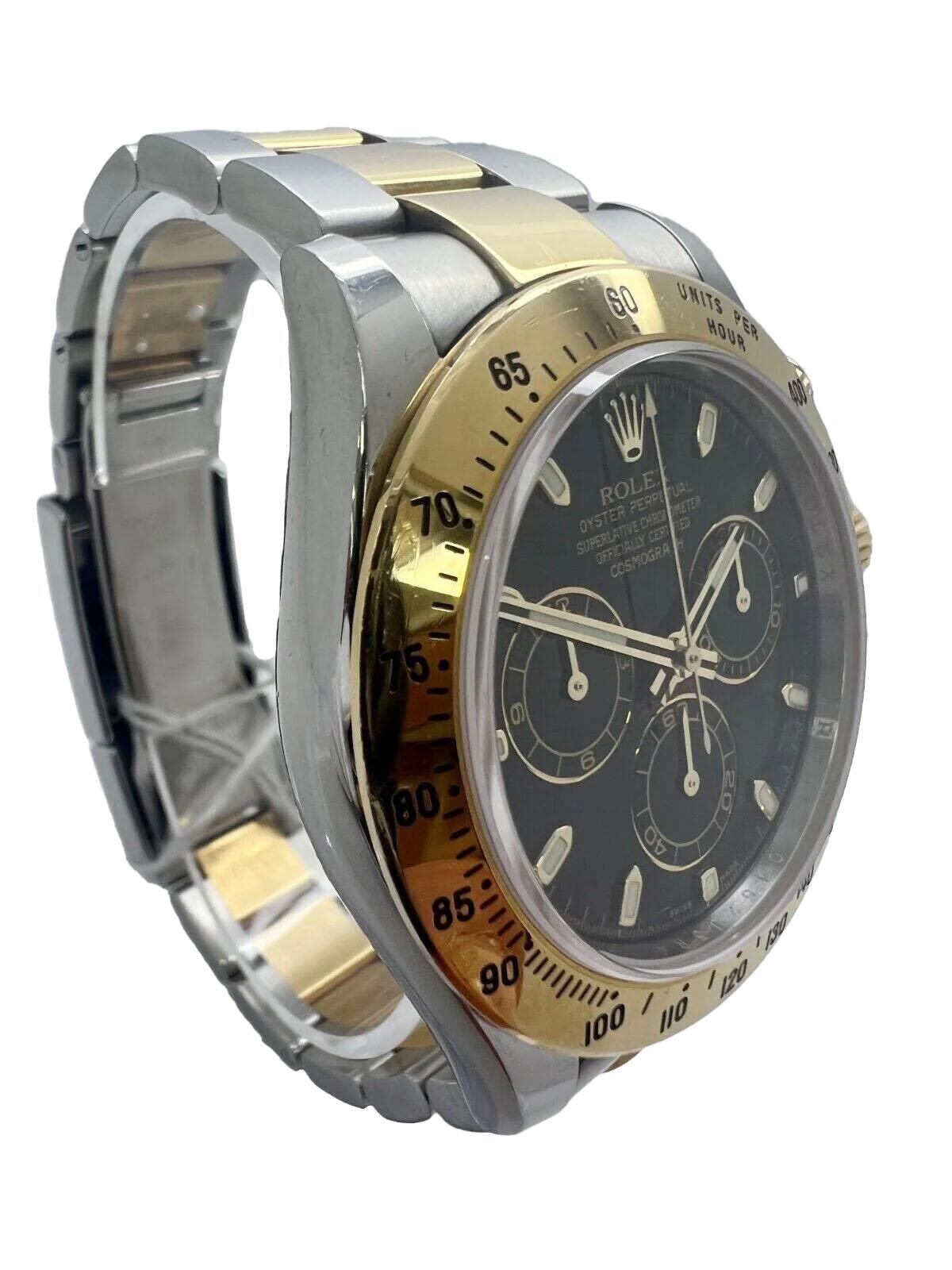 La montre Rolex Cosmograph Daytona Noir pour homme, modèle 116503, est un superbe garde-temps bicolore fabriqué à partir d'or jaune et d'acier inoxydable, offrant un mélange parfait de luxe et de durabilité. Cette montre est en excellent état et n'a