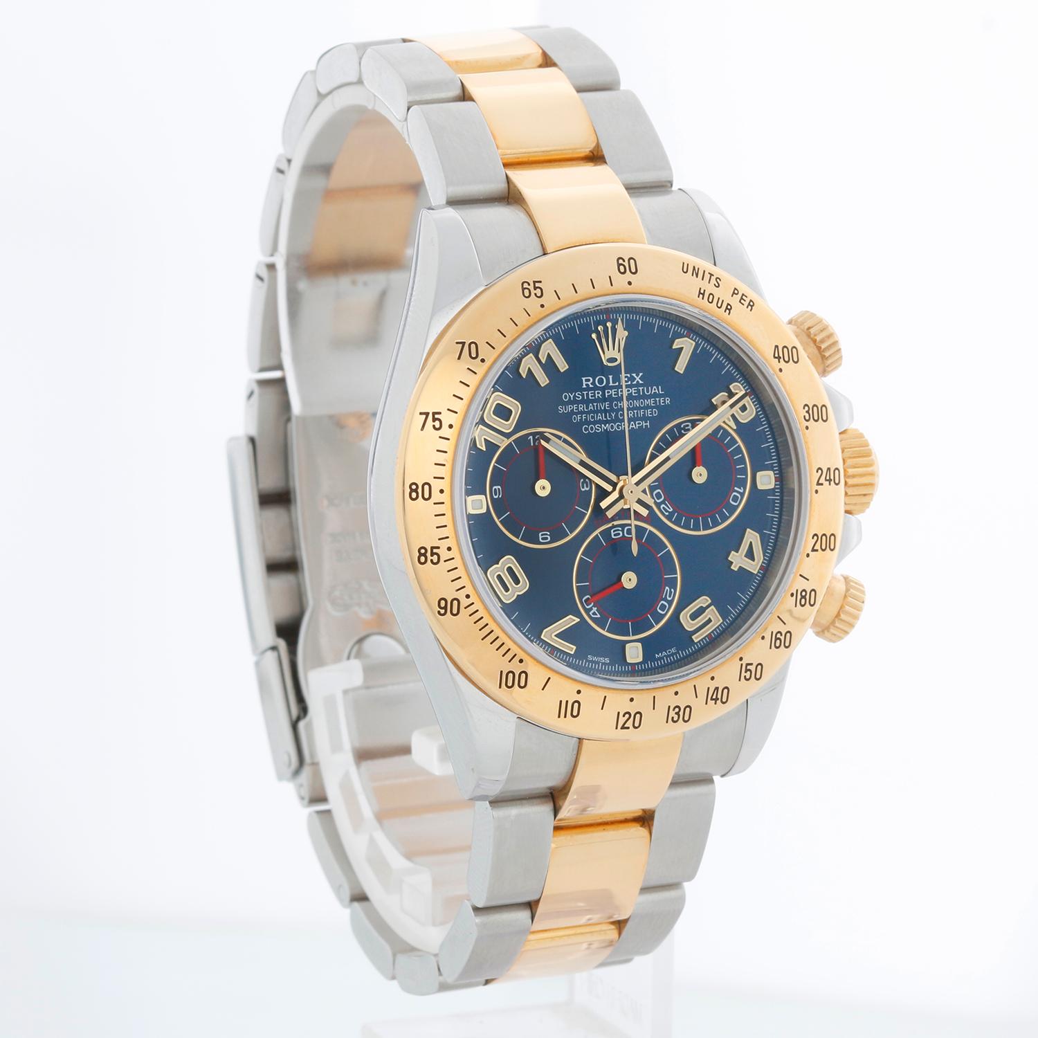 Montre Homme Rolex Cosmograph Daytona 116523 Cadran bleu - Remontage automatique, chronographe, 44 rubis, verre saphir. Acier inoxydable et or jaune 18 carats  (40 mm de diamètre). Cadran bleu avec chiffres arabes. Bracelet Oyster en acier