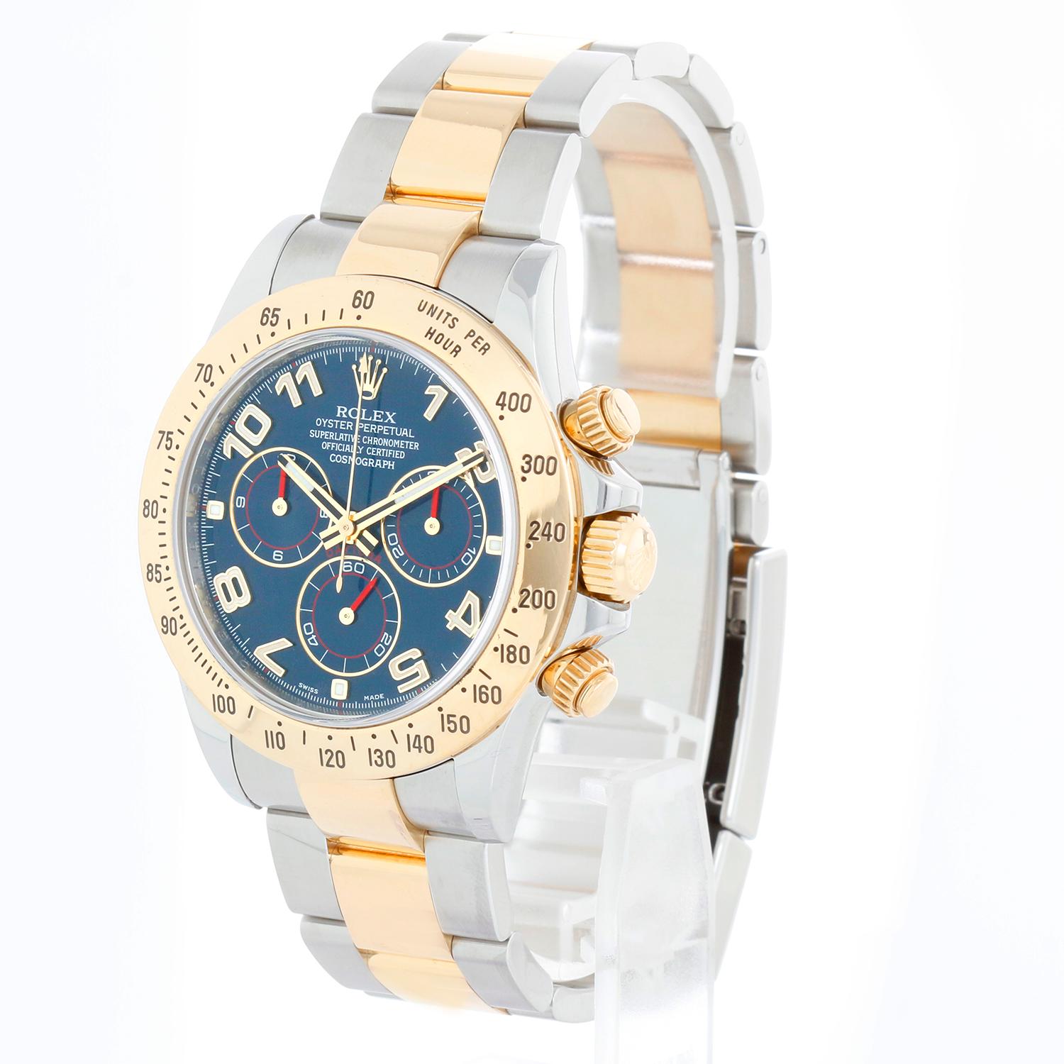 Rolex Cosmograph Daytona Men's Watch Blue Racing Dial 116523 - Remontage automatique, chronographe, 44 rubis, verre saphir. Acier inoxydable et or jaune 18 carats ; gravure sur la lunette intérieure ( 40 mm) . Cadran bleu de course. Bracelet Oyster