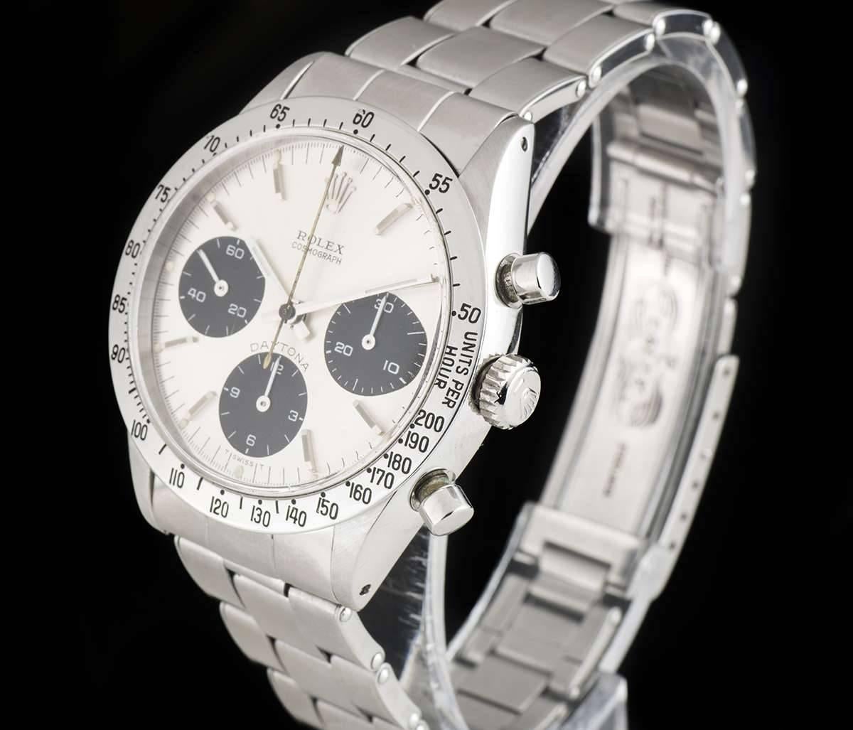 A Stainless Steel Cosmograph Daytona Gents Wristwatch, silvered dial with black sub-dials and applied hour markers, 30 minute recorder at 3 0'clock, 12 hour recorder at 6 0'clock, small seconds at 9 0'clock, a fixed stainless steel bezel with an
