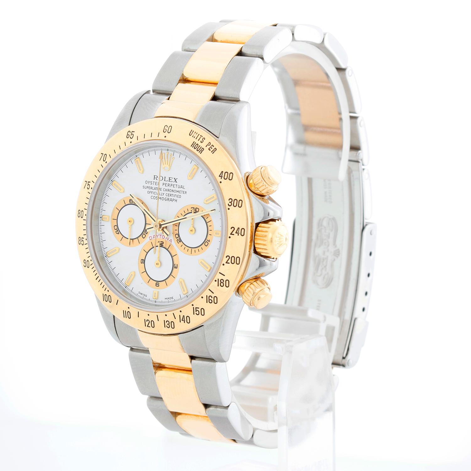 Orologio Rolex Cosmograph Zenith Daytona Uomo 16523 - Carica automatica, cronografo, movimento Zenith, vetro zaffiro. Cassa in acciaio con lunetta in oro giallo 18 carati (40 mm). Quadrante bianco con indici in stile luminoso  e registratori di ore,