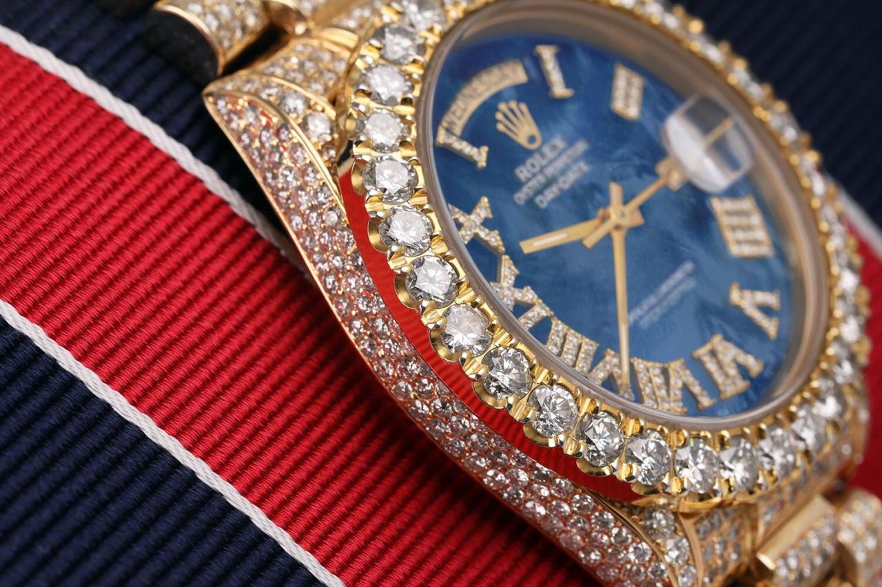 Taille ronde Rolex Montre jour-date personnalisée en diamants et perles bleues avec cadran romain en diamants 18038 en vente