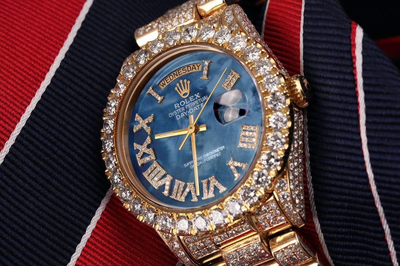 Rolex maßgefertigtes Diamant-Tages-Date mit blauem Perlen-Diamant-Diamant-Zifferblatt 18038 im Zustand „Hervorragend“ im Angebot in New York, NY