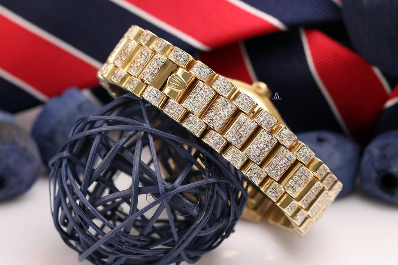Rolex Montre jour-date personnalisée en diamants et perles bleues avec cadran romain en diamants 18038 en vente 3