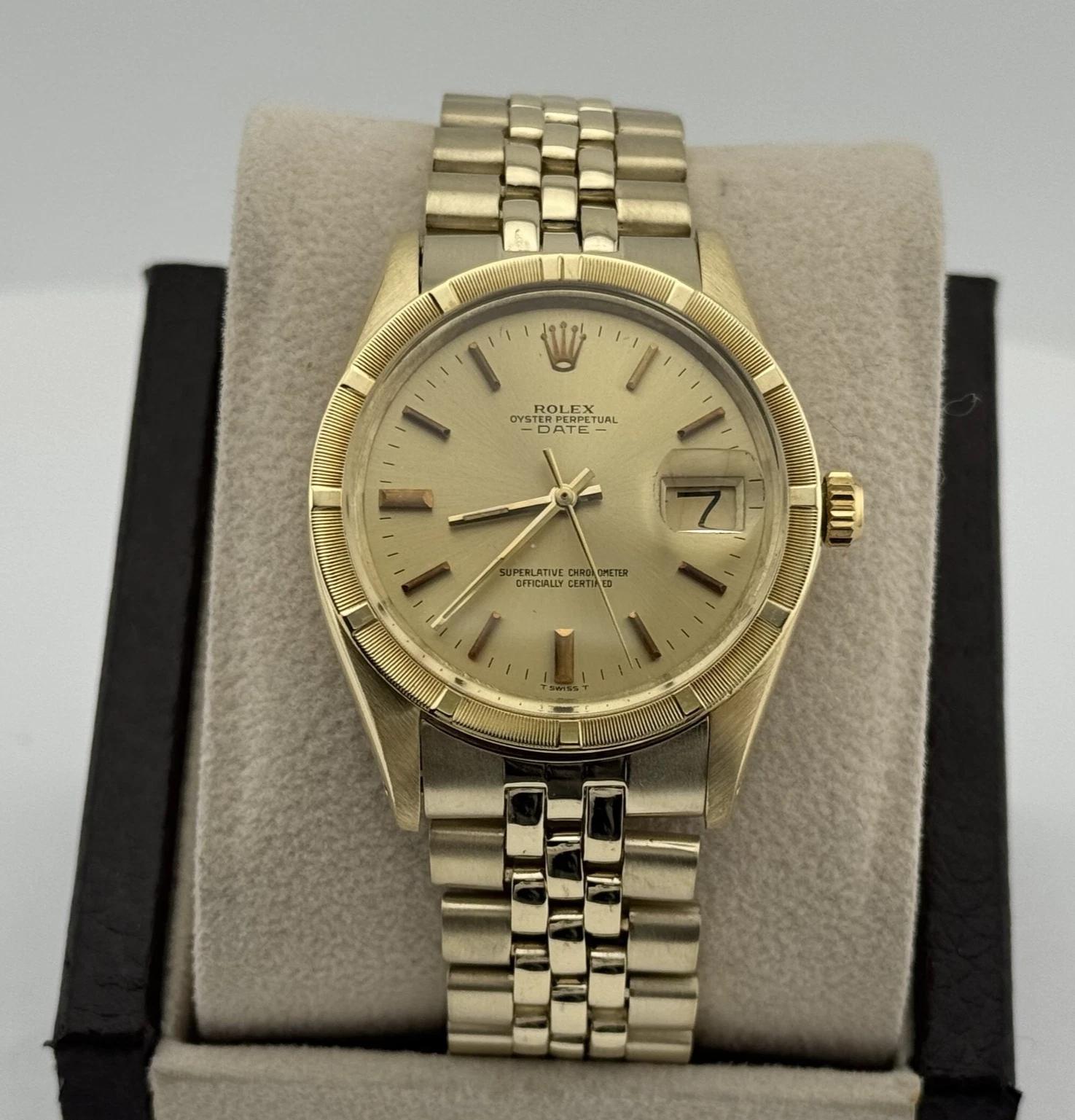 Numéro de style : 1501



Série : 326****



Année : 1973

 

Modèle : Rolex Date

 

Matériau du boîtier : Or jaune 14k

 

Bande : or jaune 14k

  

Lunette : or jaune 14k

  

Cadran : Champagne

 

Cristal : Acrylique

 

Taille du boîtier : 34