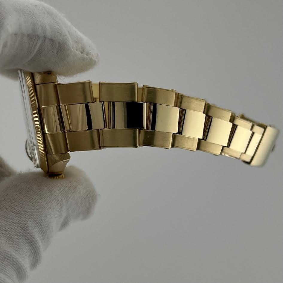 Número de estilo: 1503



De serie: 363****



Año: 1979

 

Model No: Rolex Date

 

Material de la caja: Oro amarillo de 14 quilates 

 

Banda: Oro amarillo de 14 quilates 

  

Bisel: Acanalado de oro amarillo de 14 quilates 

  

Esfera: Esfera