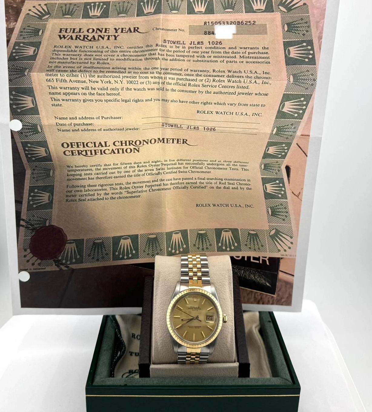 Numéro de style : 15053



Série : 884****



Année : 1985

 

Modèle : Rolex Date

 

Matériau du boîtier : Acier inoxydable

 

Bande : or jaune 18K et acier inoxydable 

  

Lunette : or jaune 18K guillochée

  

Cadran : Champagne

 

Cristal :