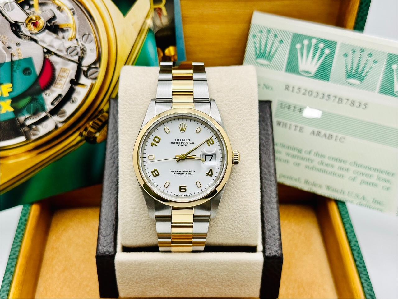 Stilnummer: 15203



Seriennummer: U414***



Jahr: 1997

 

Modell: Rolex Datum 

 

MATERIAL des Gehäuses: Rostfreier Stahl

 

Band: 18K Gelbgold & Edelstahl

  

Lünette: 18K Gelbgold

  

Zifferblatt: Weißes arabisches Zifferblatt

 

Kristall: