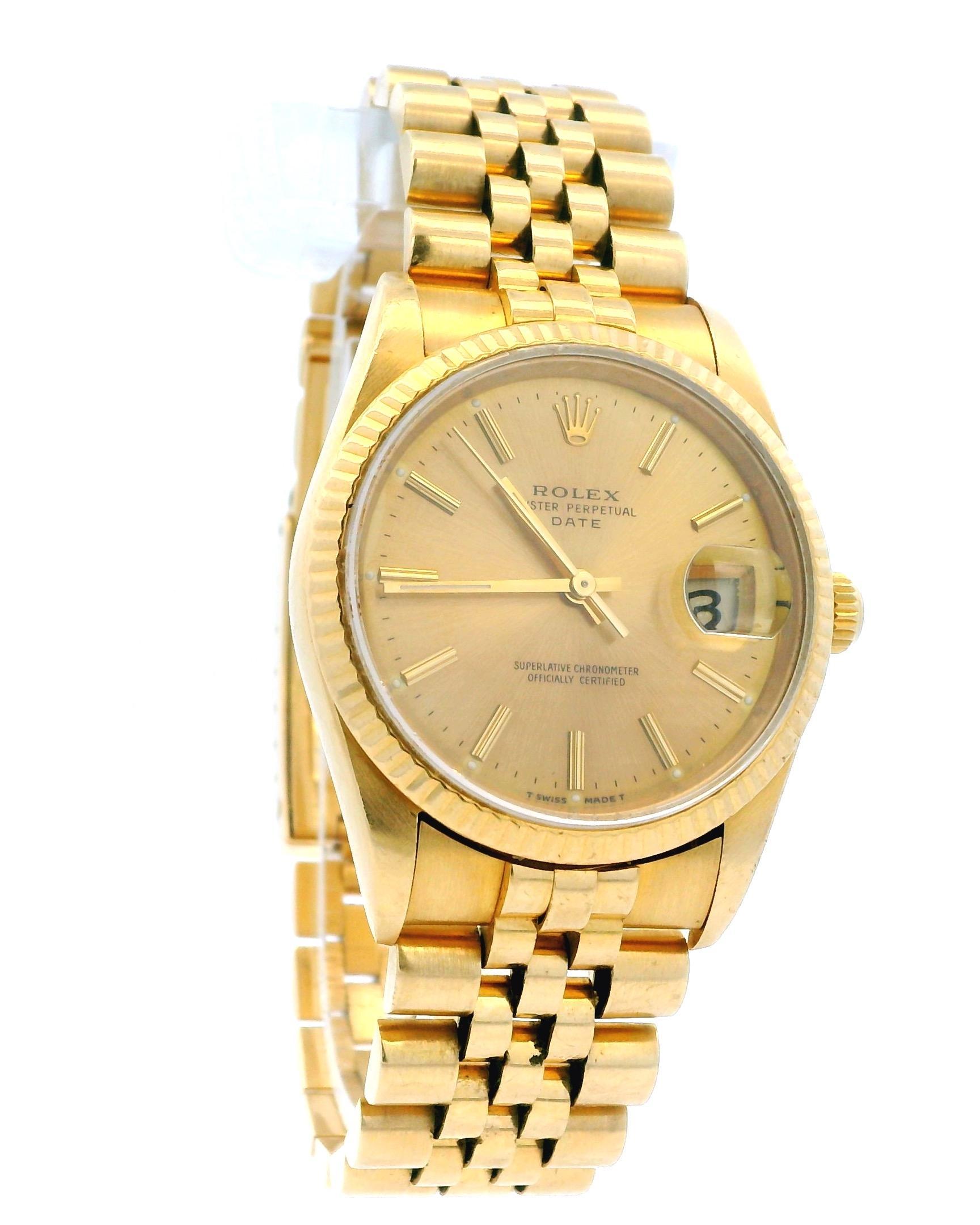 Montre Rolex Date 15238 de 1996. Elle présente un boîtier de 34 mm en or jaune 18 carats, complété par une lunette cannelée en or jaune 18 carats. Le cadran champagne est orné d'aiguilles et d'index en or. La date est affichée à 3 heures. 

La