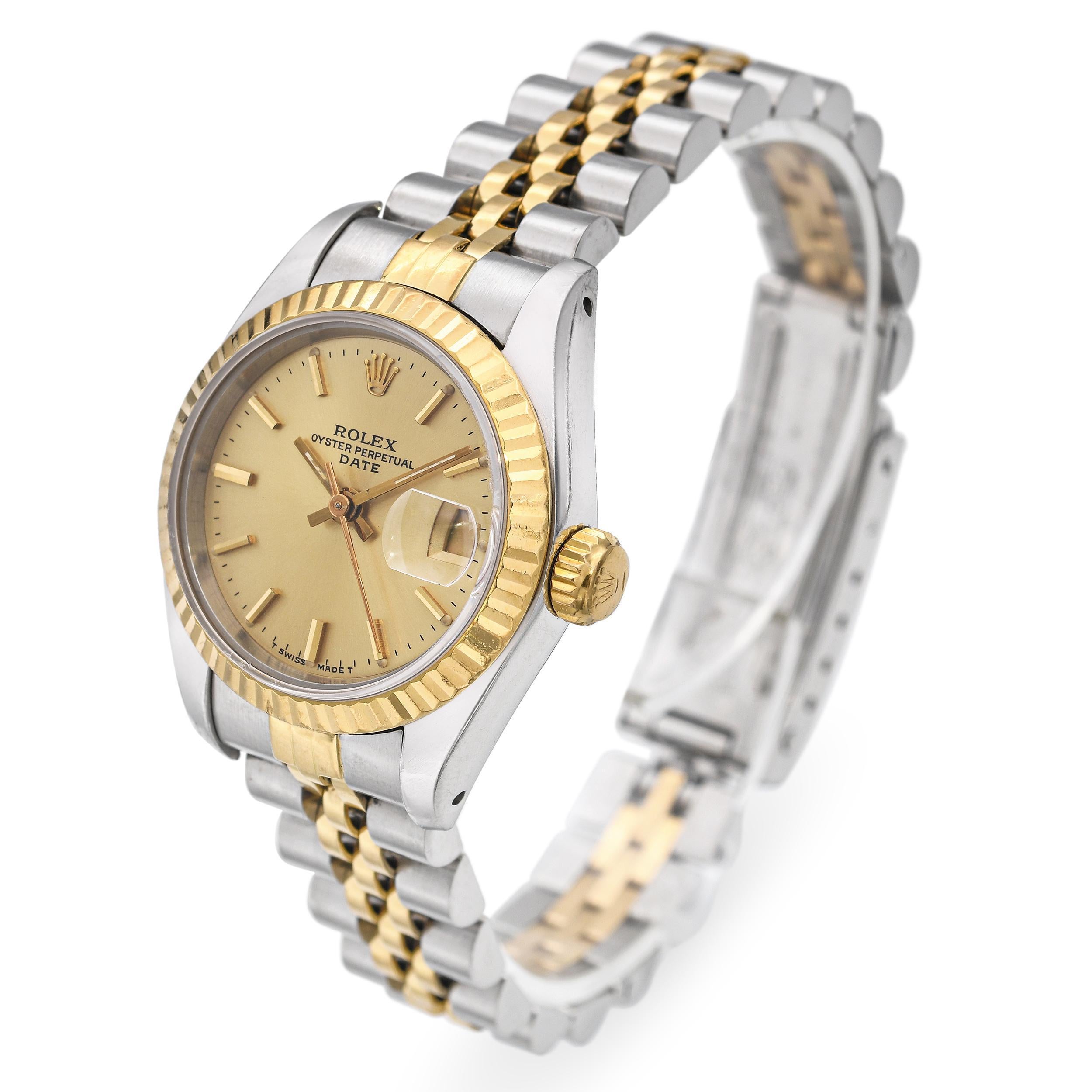 Classique et raffinée, cette montre Rolex Oyster Perpetual Date Automatic pour femme est un symbole intemporel d'élégance. Fabriqué en acier inoxydable avec des touches d'or jaune 18 carats, il présente une lunette cannelée et un bracelet Icone