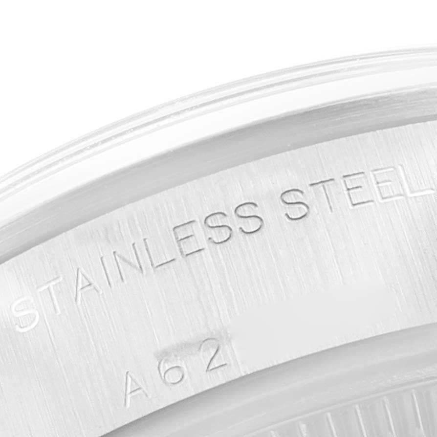 Rolex Montre Date à cadran noir et lunette lisse en acier pour femmes 79160 en vente 2