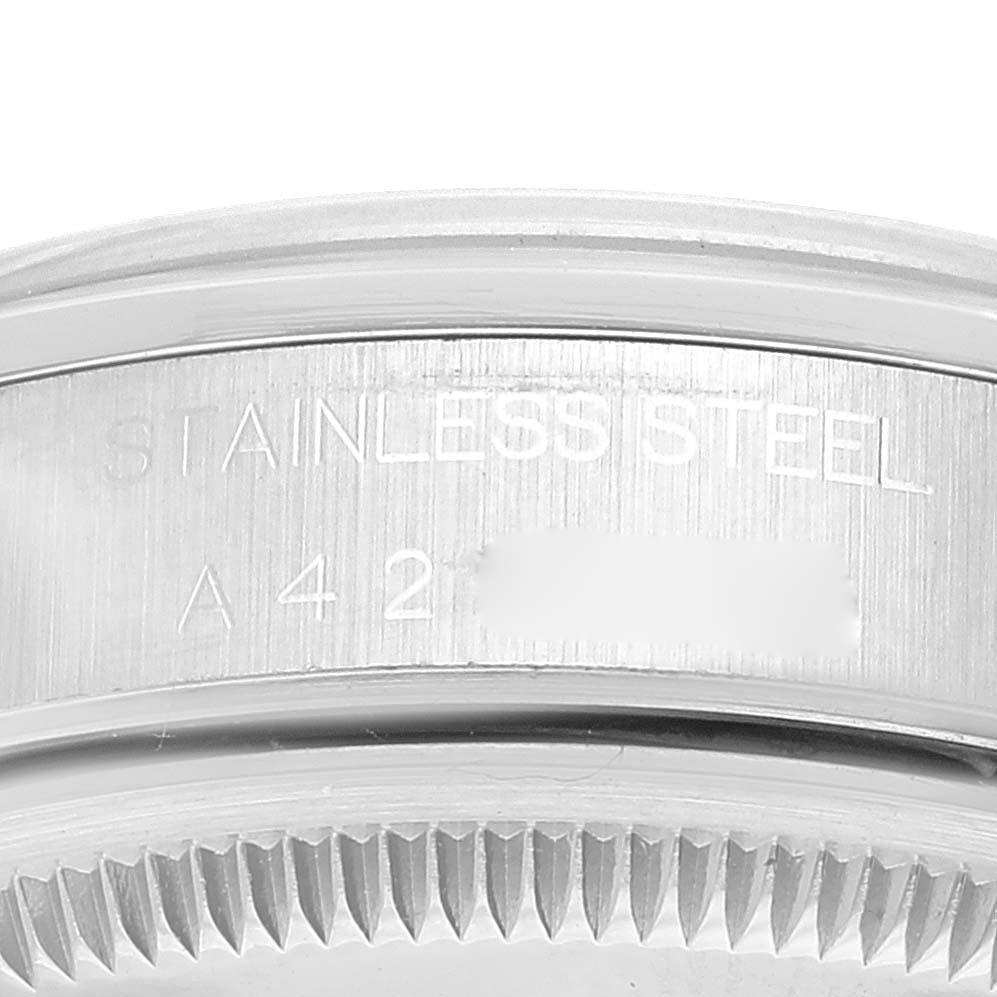 Rolex Date Cadran bleu Lunette lisse Acier Montre homme 15200 Box Papers. Mouvement automatique à remontage automatique, officiellement certifié chronomètre. Boîtier oyster en acier inoxydable de 34.0 mm de diamètre. Logo Rolex sur la couronne.