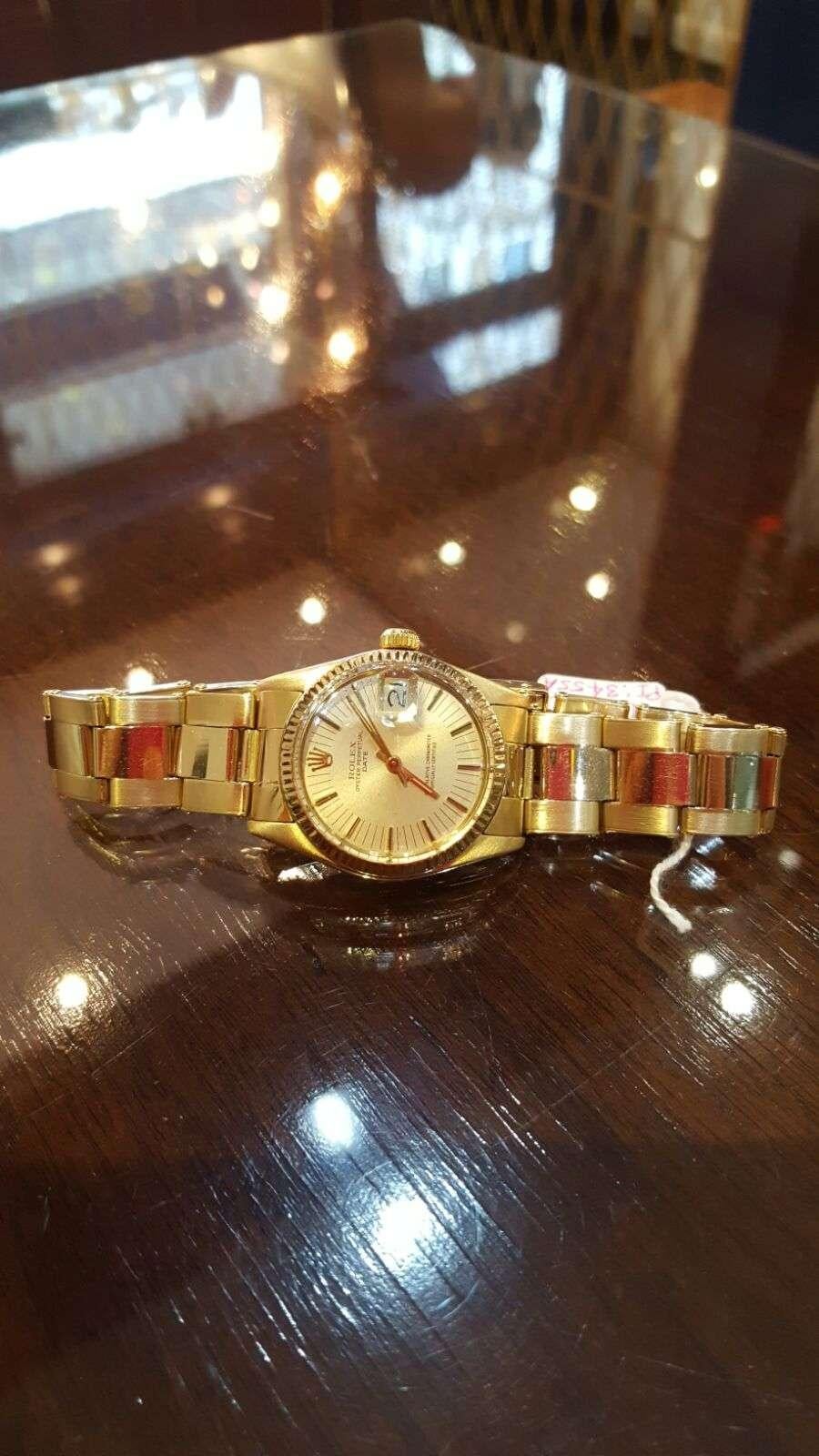 Rolex Date Mid-Size Vintage Gents 18 Karat Yellow Gold Champagne Dial 6827 In Excellent Condition In London, GB