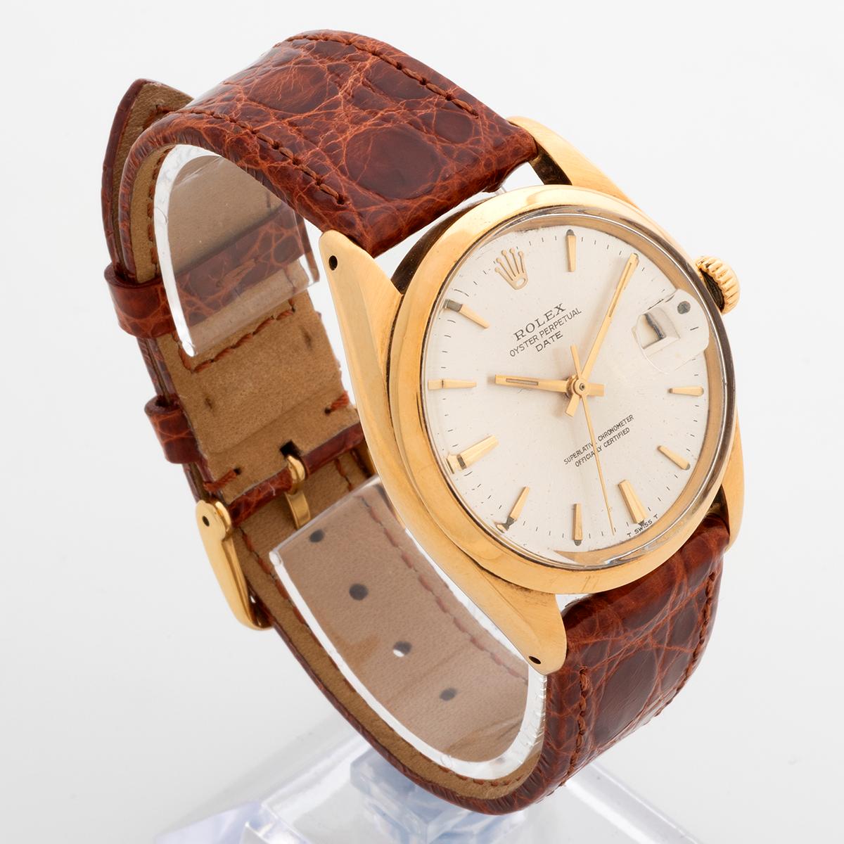 Nuestro Rolex Date vintage , referencia 1500 tiene una caja de oro (34 mm) con una bonita esfera ligeramente patinada. Presentada en excelente estado para su edad, datamos la fabricación en torno a 1967, dado el número de serie 15 ****. Correa de