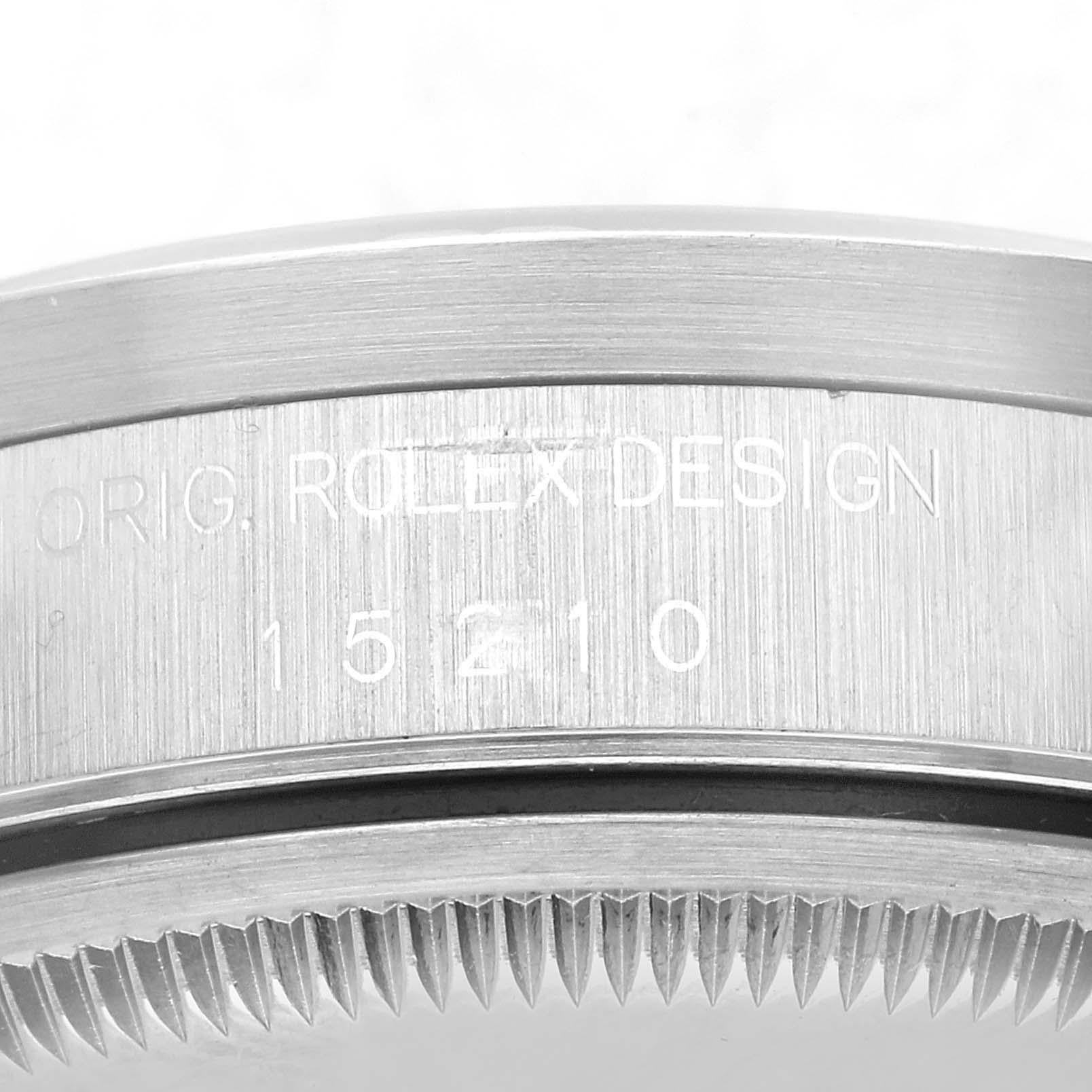 Rolex Date Cadran argenté Lunette tournante en acier Montre homme 15210. Mouvement automatique à remontage automatique, officiellement certifié chronomètre. Boîtier oyster en acier inoxydable de 34 mm de diamètre. Logo Rolex sur la couronne. Lunette
