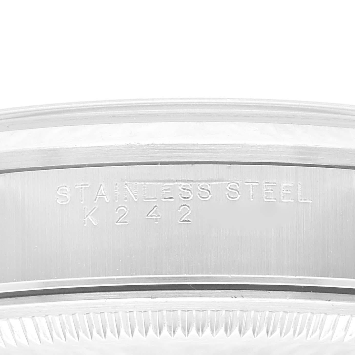 Rolex Datum Silber Zifferblatt glatte Lünette Stahl Herrenuhr 15200. Offiziell zertifiziertes Chronometerwerk mit automatischem Aufzug. Austerngehäuse aus Edelstahl mit einem Durchmesser von 34.0 mm. Rolex Logo auf der Krone. Glatte Lünette aus