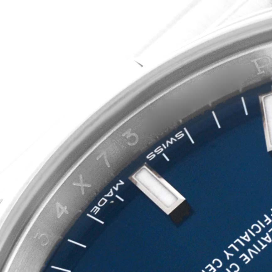 Rolex Datum Edelstahl blaues Zifferblatt Herrenuhr 115200 Box Card. Offiziell zertifiziertes Chronometer-Automatikwerk mit Schnellverstellung des Datums. Gehäuse aus Edelstahl mit einem Durchmesser von 34.0 mm. Rolex Logo auf einer Krone. Glatte