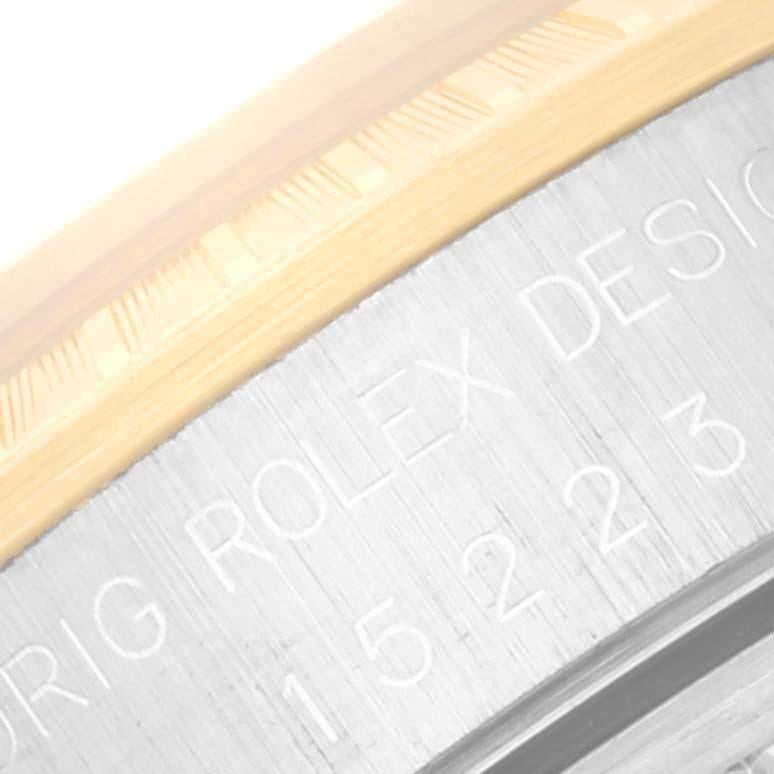 Rolex Date Steel Yellow Gold Engine Turned Bezel Mens Watch 15223 Box Papers. Mouvement automatique à remontage automatique, officiellement certifié chronomètre. Boîtier oyster en acier inoxydable et or jaune 18K de 34,0 mm de diamètre. Logo Rolex