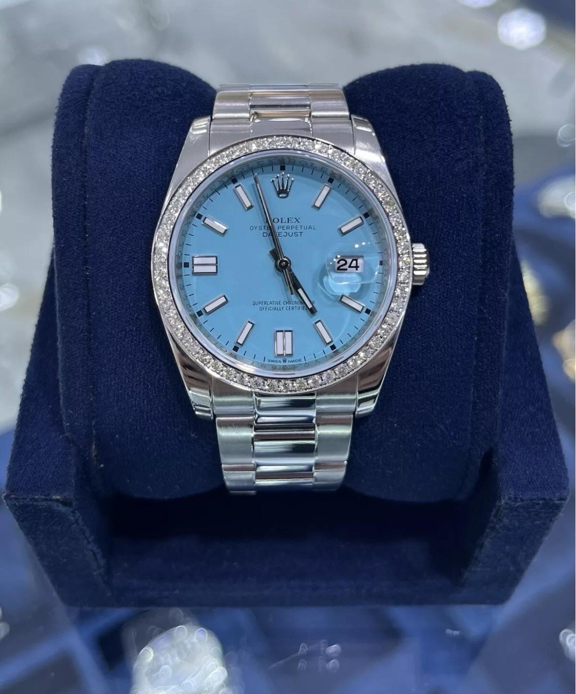 Fraîche, raffinée et indéniablement frappante, cette Rolex Datejust Ref. 116200 offre une touche moderne à un classique intemporel. Fabriqué en acier inoxydable poli, le boîtier de 36 mm est rehaussé d'une lunette en diamant rond brillant de 1,30
