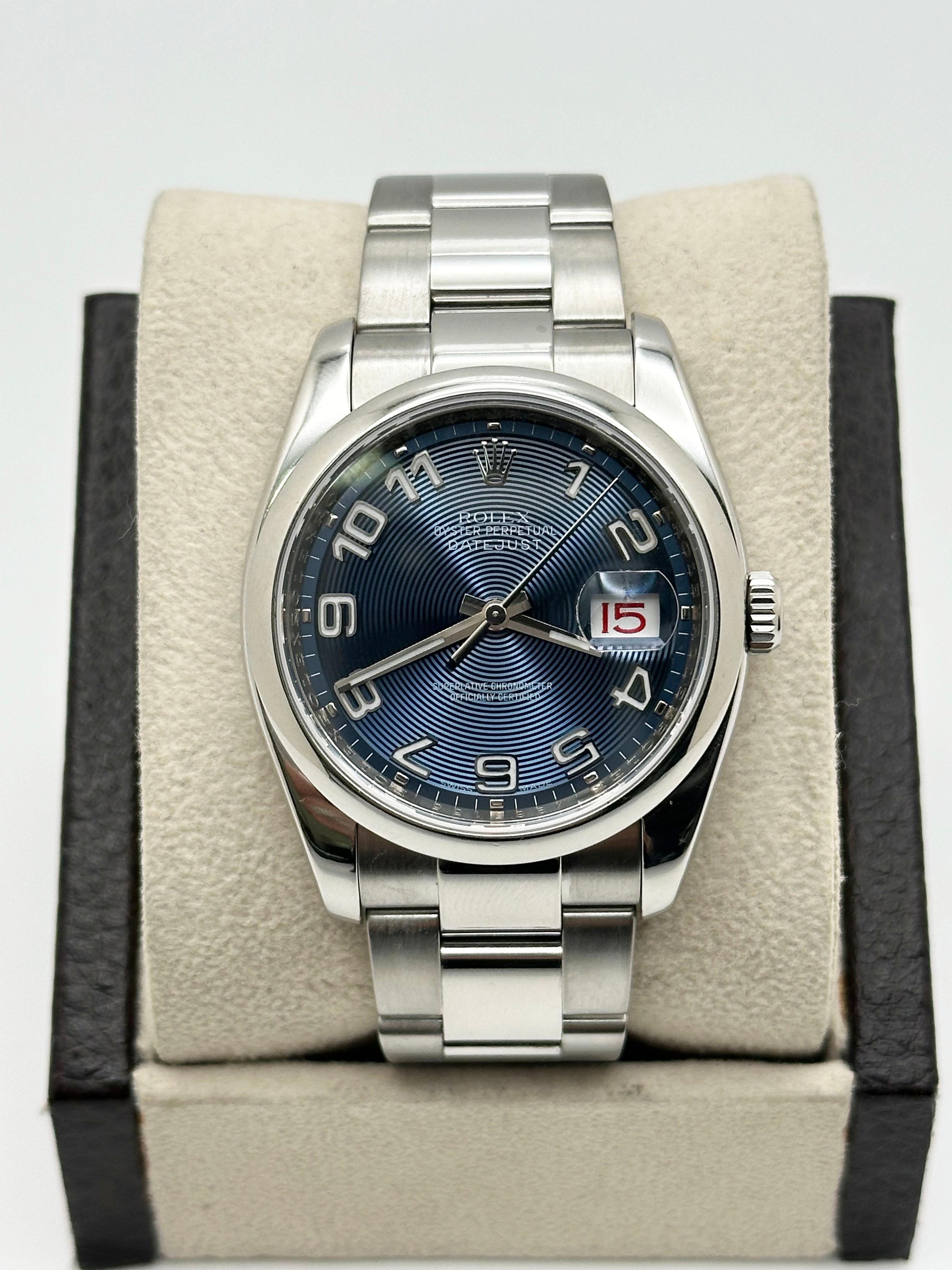 Stilnummer: 116200

Seriennummer: M965***

Jahr: 2012
 
Modell: Rolex Datejust 
 
MATERIAL des Gehäuses: Rostfreier Stahl 
 
Band: Rostfreier Stahl
  
Lünette: Edelstahl  
  
Zifferblatt: Blaues, konzentrisches Zifferblatt
 
Gesicht: Saphirglas 

