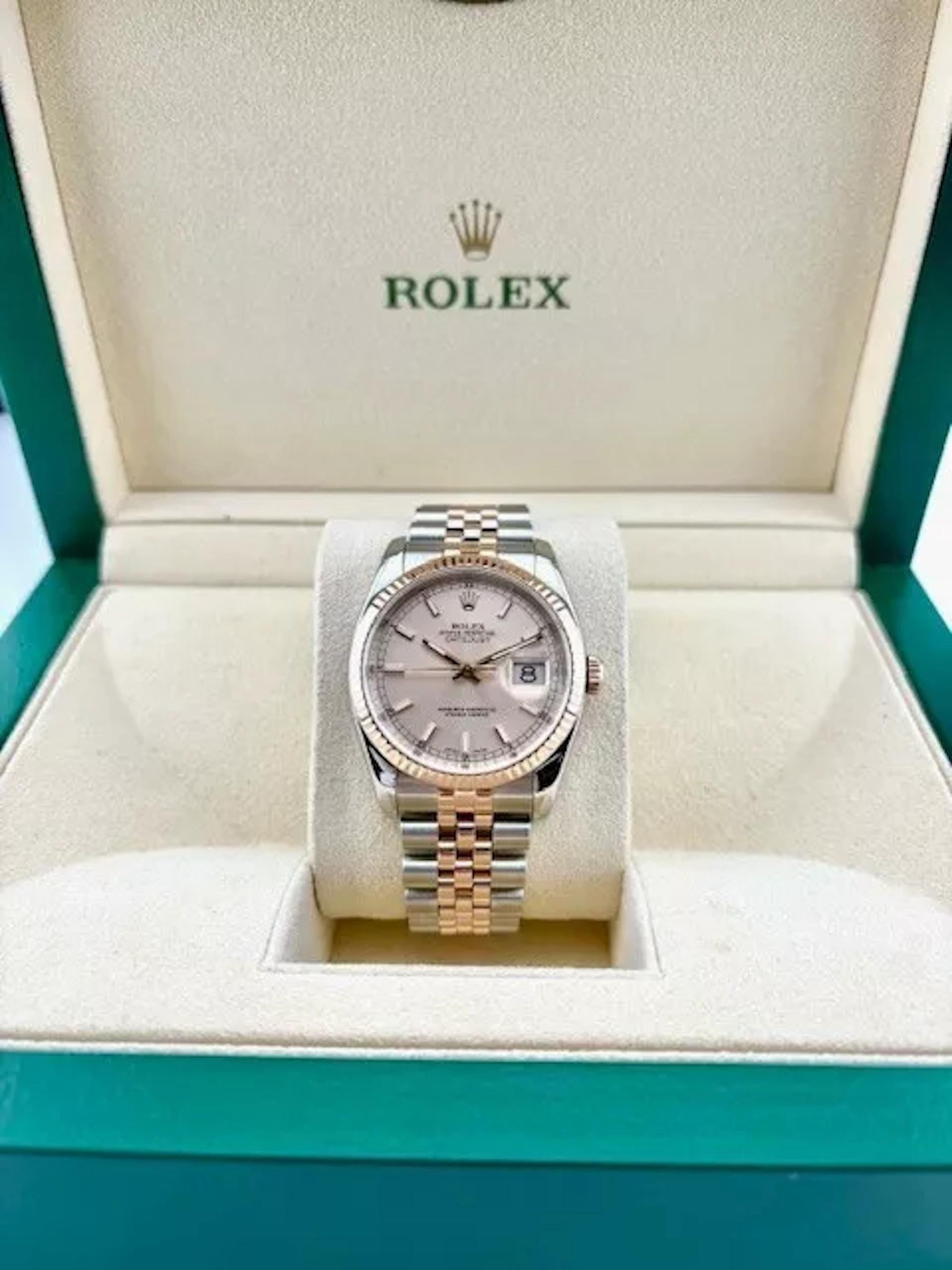 Stilnummer: 116231

Seriennummer: D128***

Jahr: 2005 

Modell: Rolex Datejust

MATERIAL des Gehäuses: Rostfreier Stahl 

Band: 18K Rose Gold & Edelstahl 

Lünette: 18K Rose Gold geriffelt

Zifferblatt: Rosa / Rose

Gesicht: Saphirglas